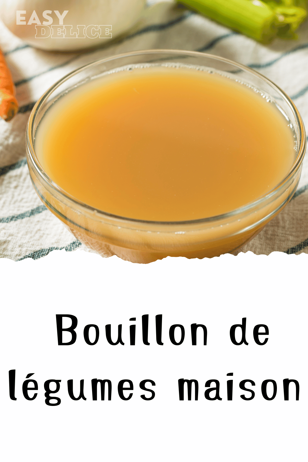 Bol de bouillon de légumes maison, clair et parfumé, avec des herbes fraîches.