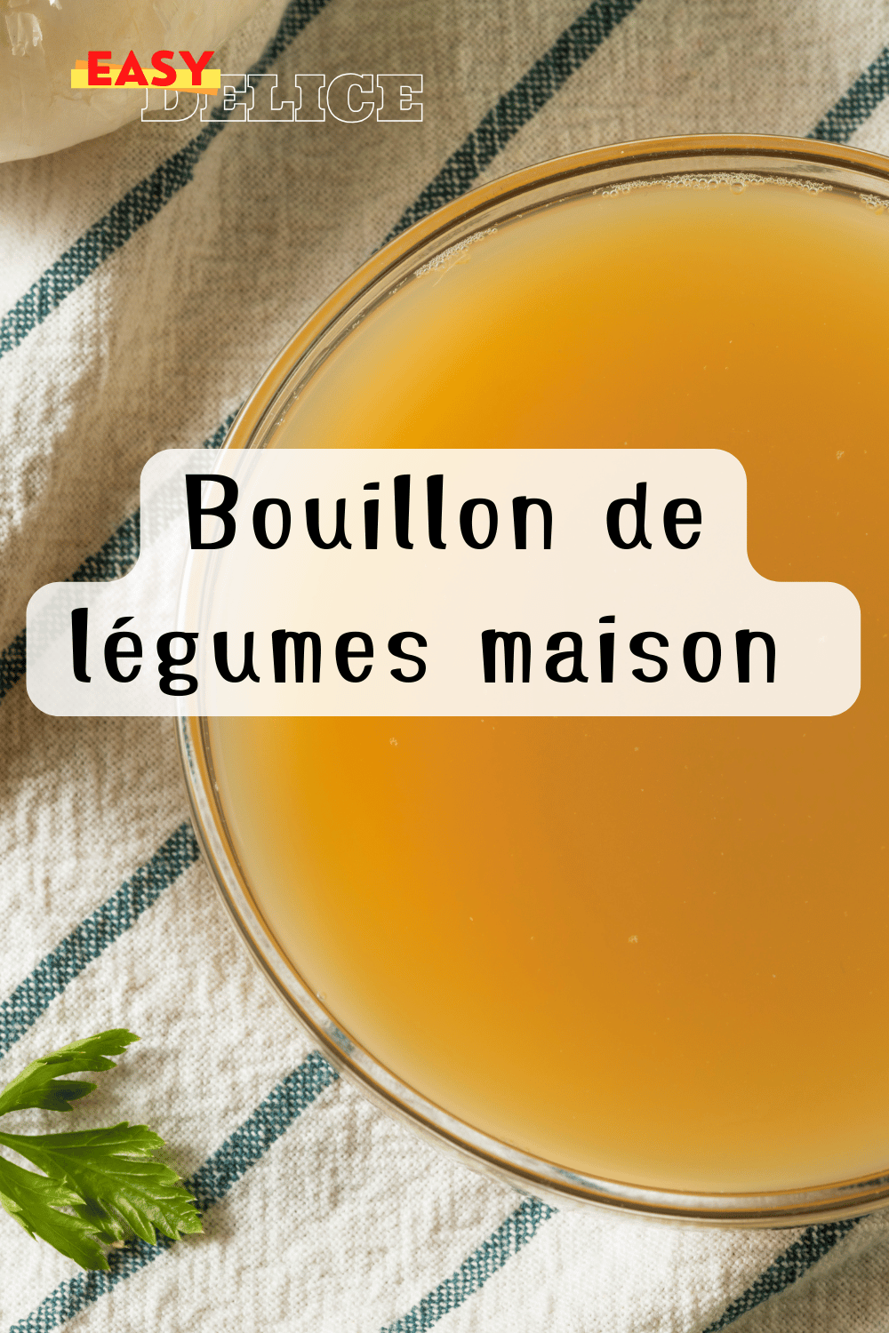 Bol de bouillon de légumes maison, clair et parfumé, avec des herbes fraîches.