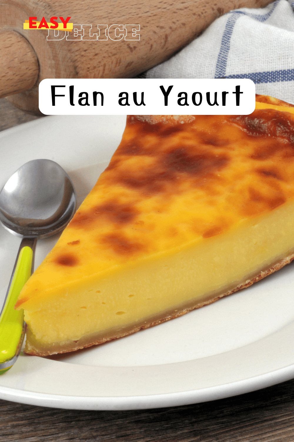  Flan au yaourt doré et moelleux, servi en parts dans une assiette.