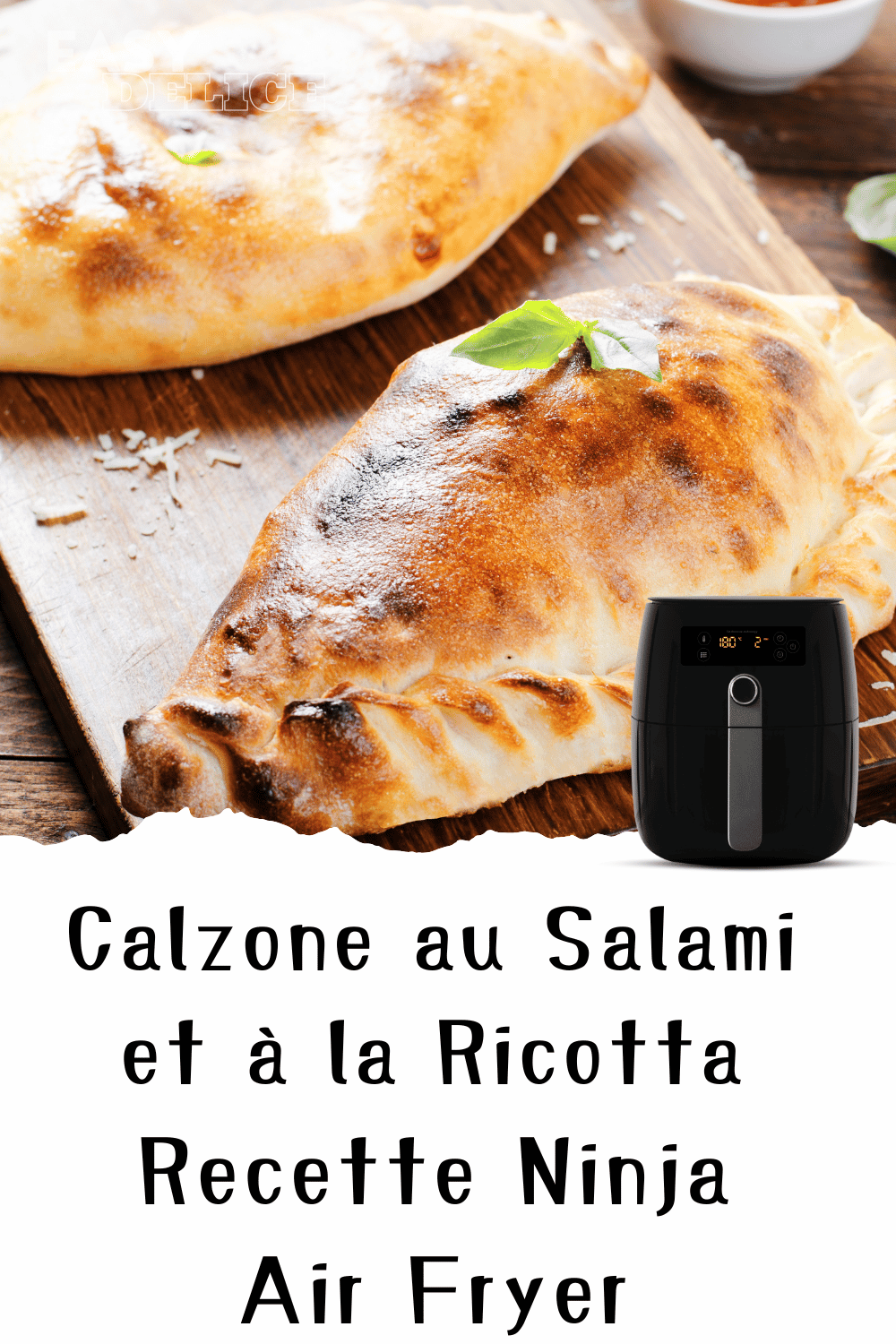 Calzone doré au salami et à la ricotta sorti de l’Air Fryer, tranché avec une garniture fondante