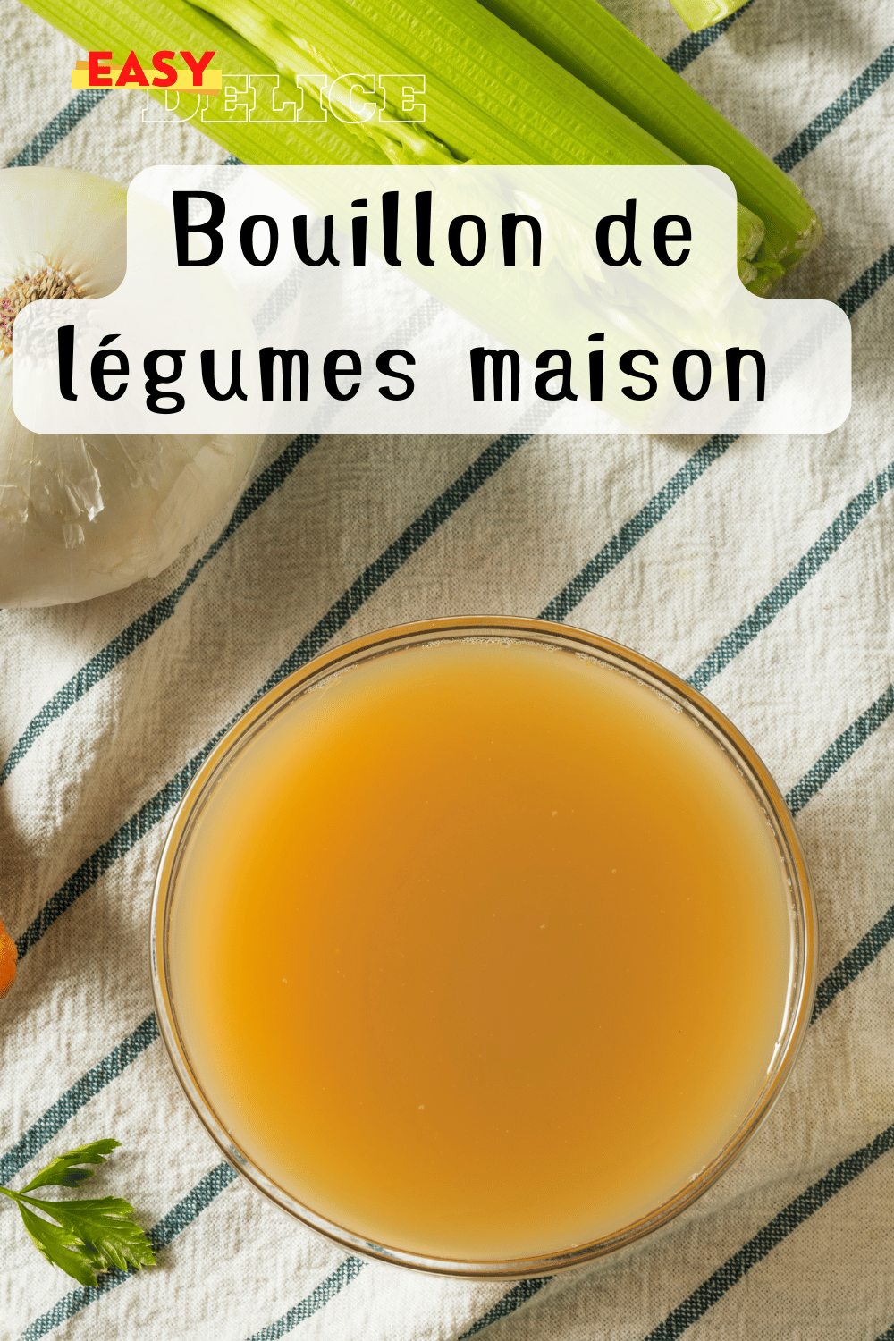 Bol de bouillon de légumes maison, clair et parfumé, avec des herbes fraîches.