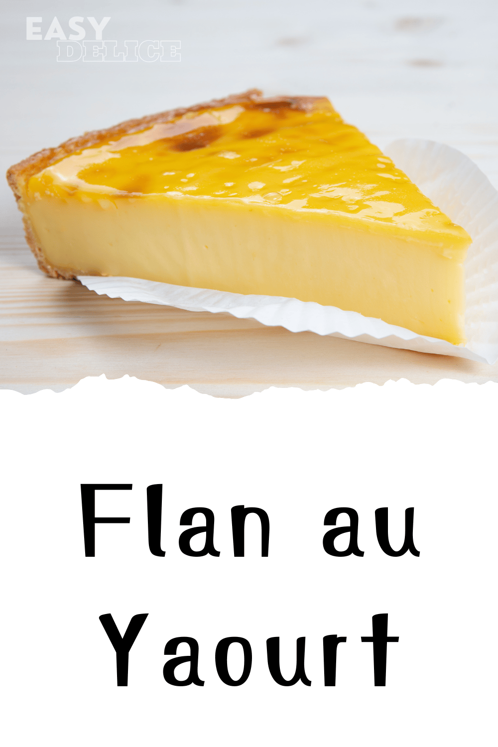  Flan au yaourt doré et moelleux, servi en parts dans une assiette.