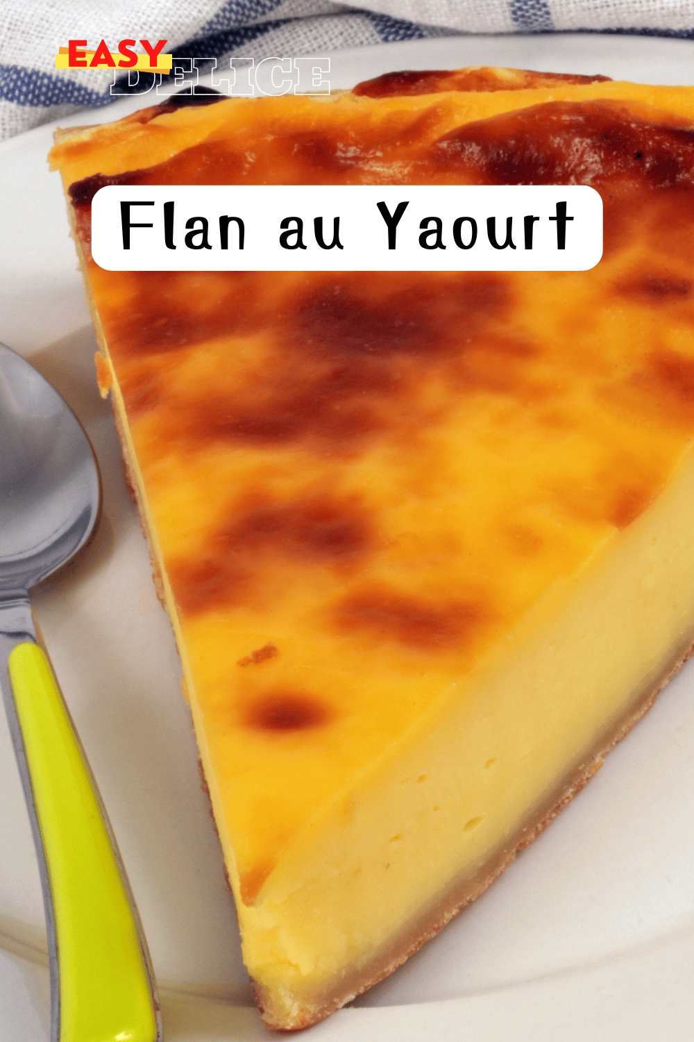  Flan au yaourt doré et moelleux, servi en parts dans une assiette.