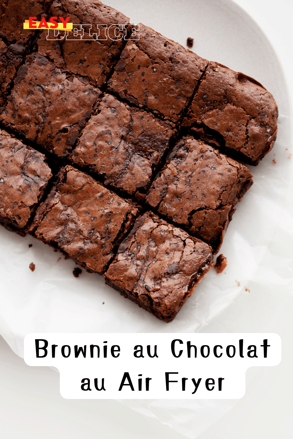 Brownie au chocolat cuit au Air Fryer, découpé en carrés et servi avec une boule de glace.