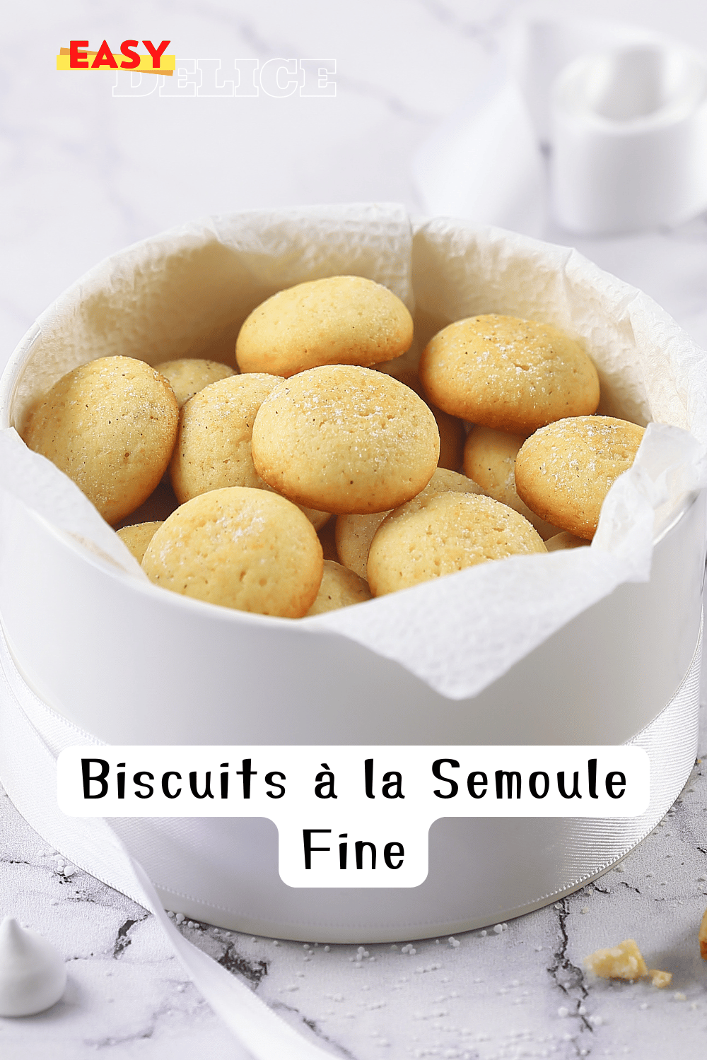 Biscuits à la semoule fine dorés et croustillants dans une assiette