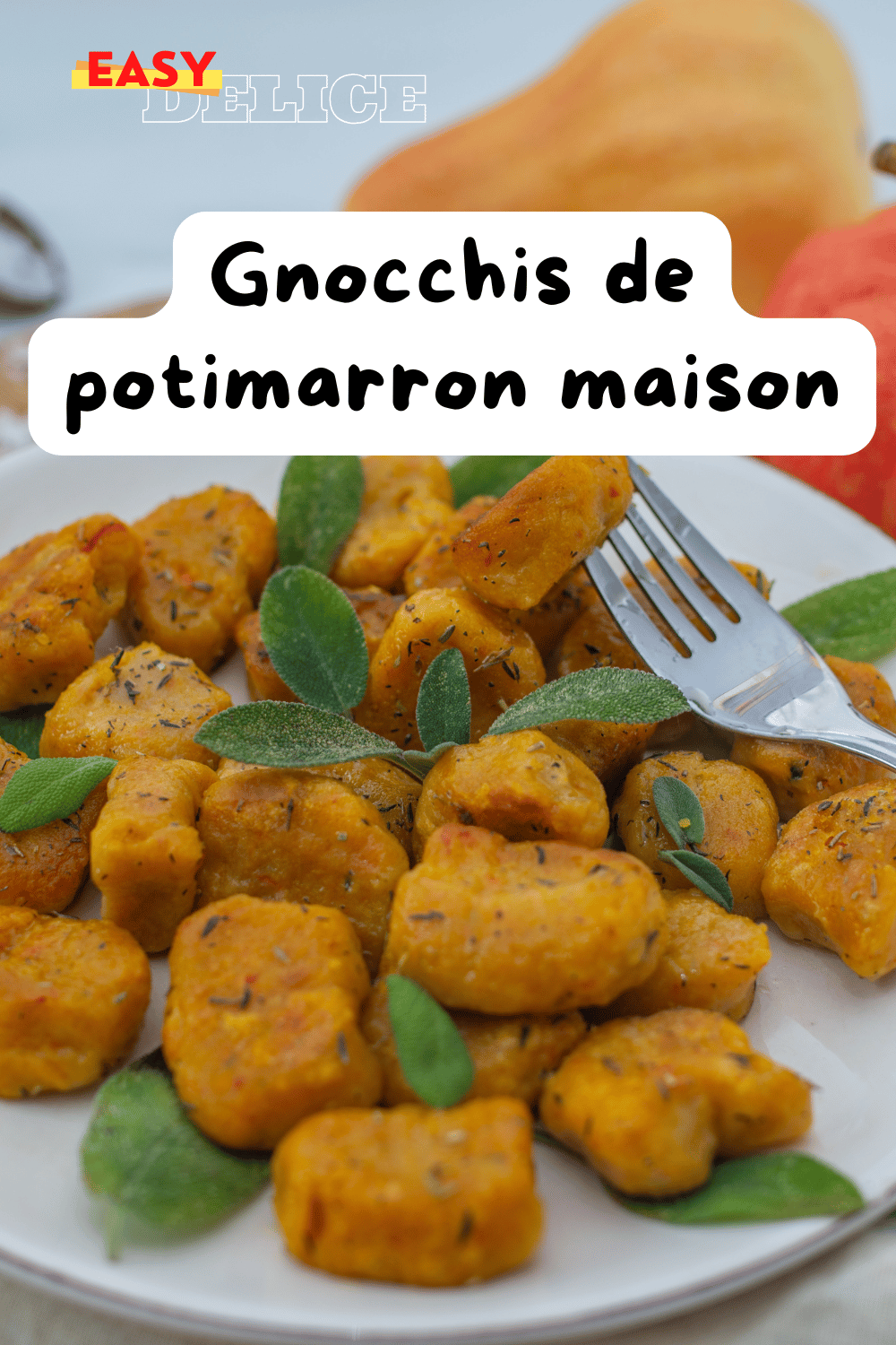 Gnocchis de potimarron dorés, garnis de sauge et de parmesan dans une assiette élégante.