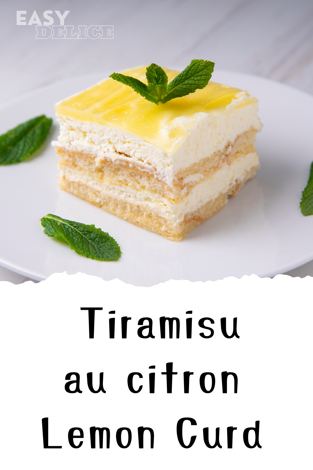 Un lemon tiramisu au lemon curd présenté dans un plat élégant, garni de zestes de citron et d'une couche crémeuse.