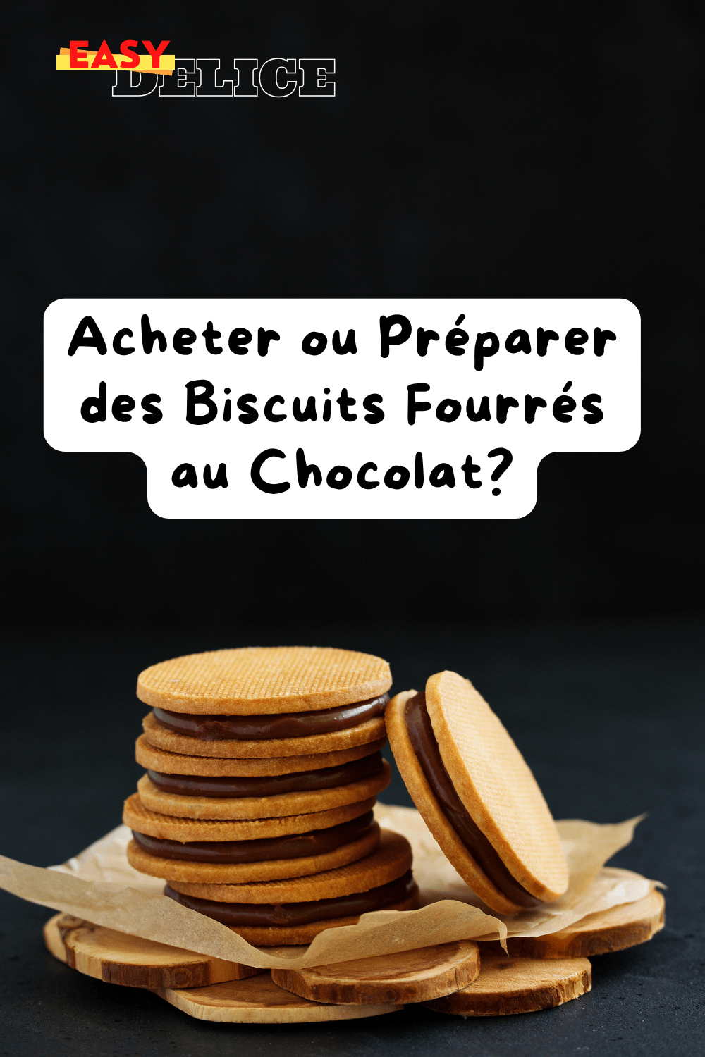 Biscuits fourrés au chocolat maison dorés, accompagnés d'une tasse de café, parfaits pour le goûter.