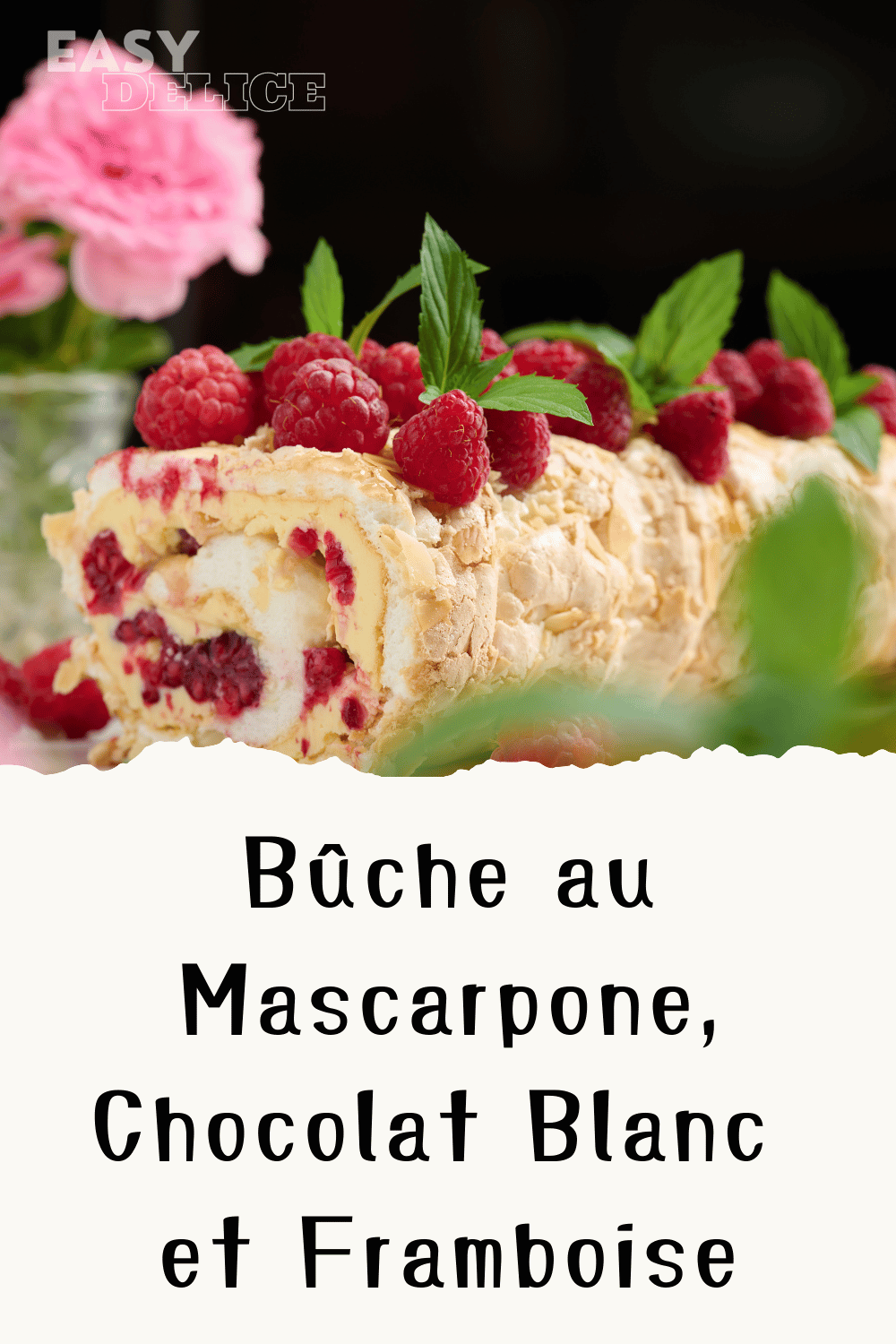 Une bûche au mascarpone, chocolat blanc et framboise élégamment décorée avec des framboises fraîches et des copeaux de chocolat blanc.