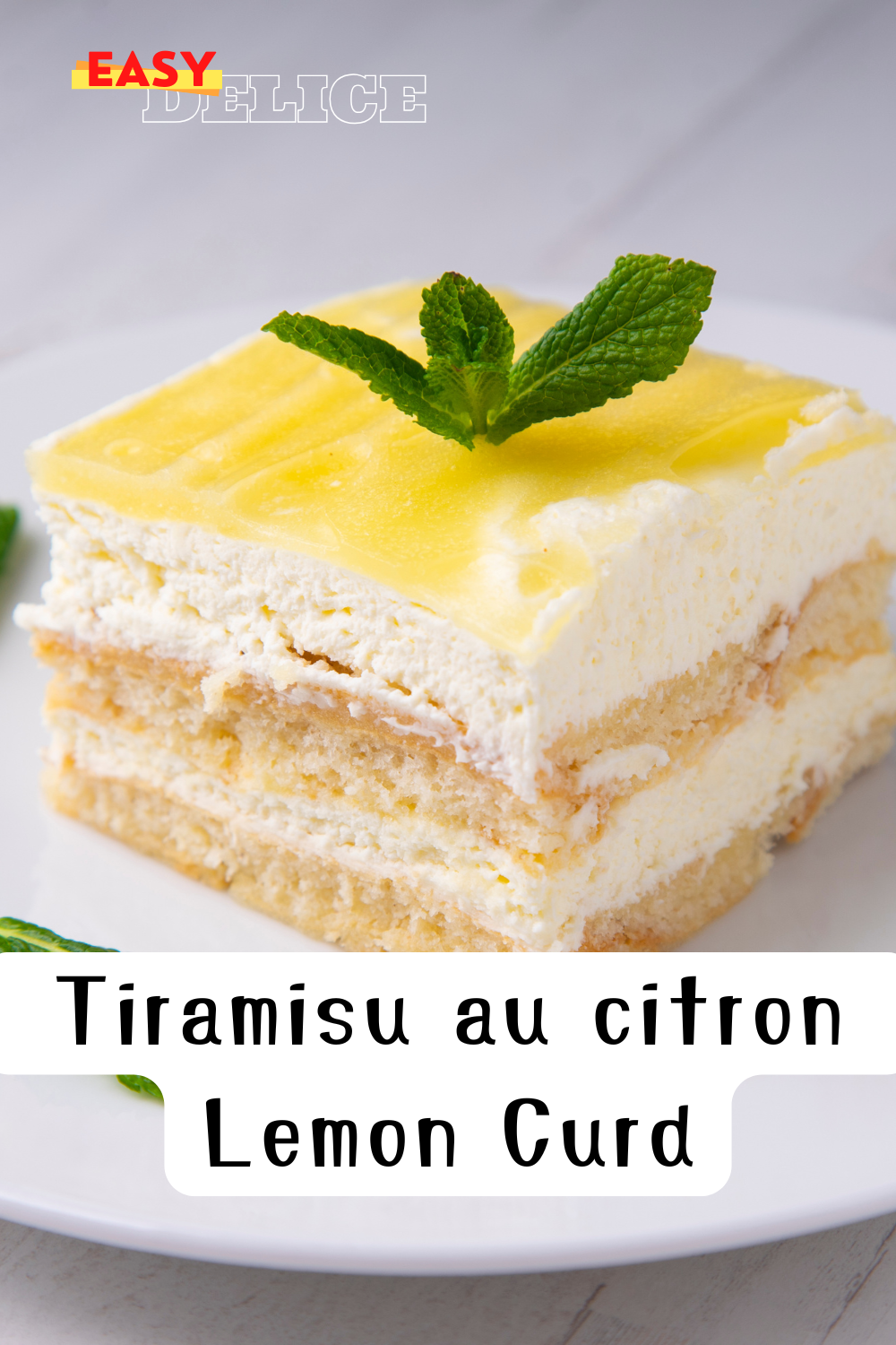 Un lemon tiramisu au lemon curd présenté dans un plat élégant, garni de zestes de citron et d'une couche crémeuse.