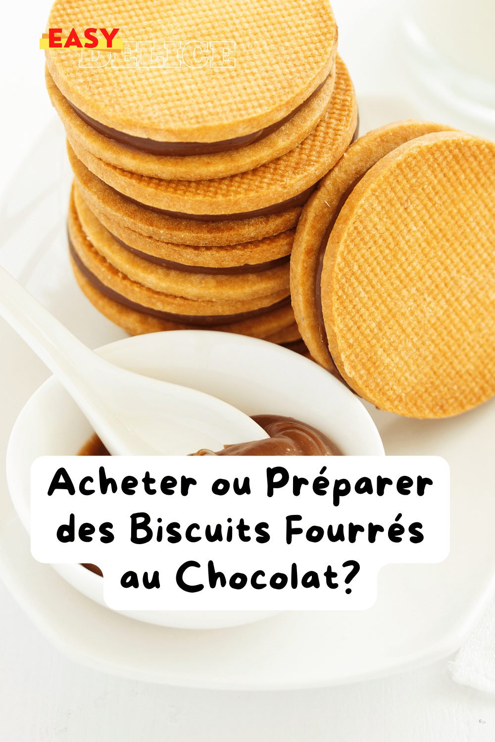 Biscuits fourrés au chocolat maison dorés, accompagnés d'une tasse de café, parfaits pour le goûter.