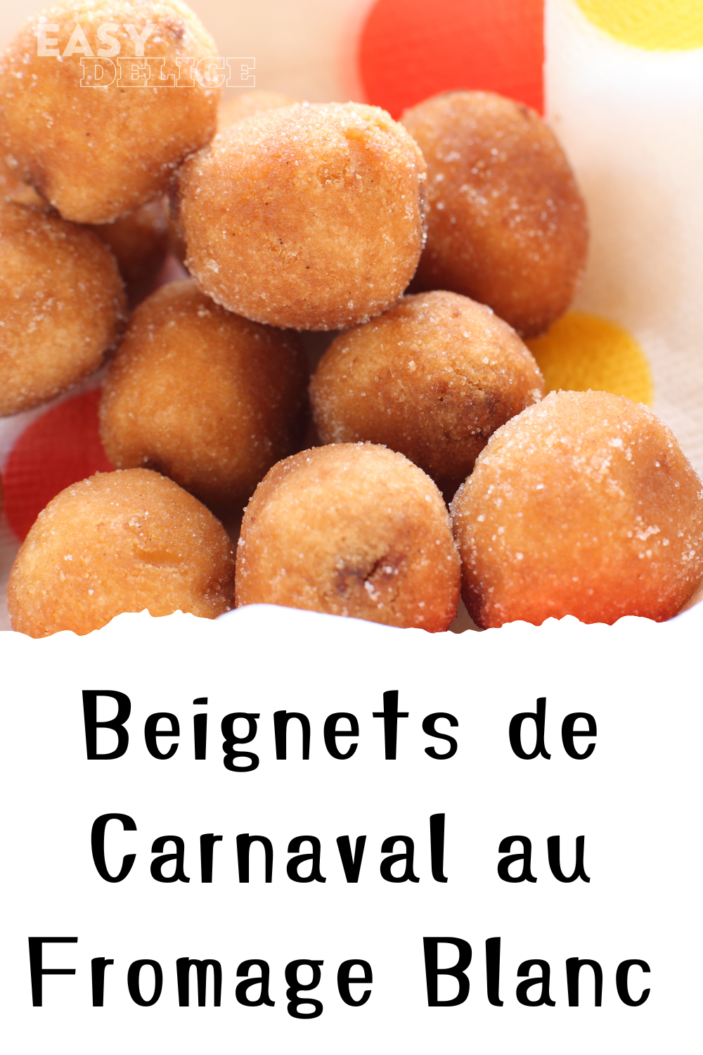 Beignets de carnaval dorés et saupoudrés de sucre glace, présentés dans une assiette festive.