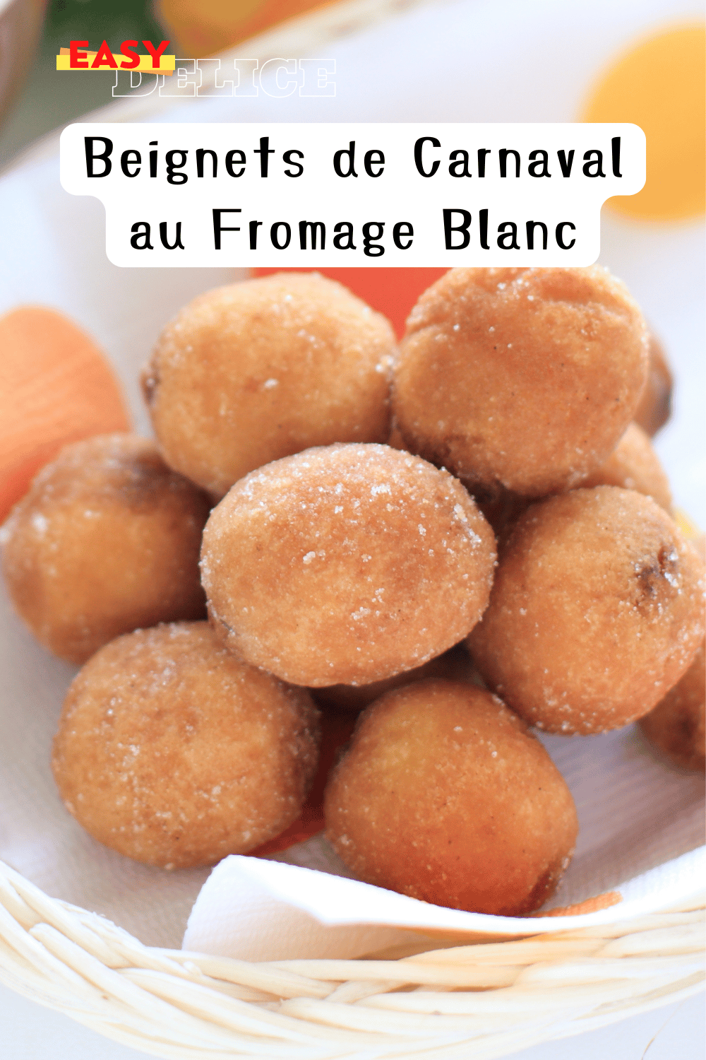 Beignets de carnaval dorés et saupoudrés de sucre glace, présentés dans une assiette festive.