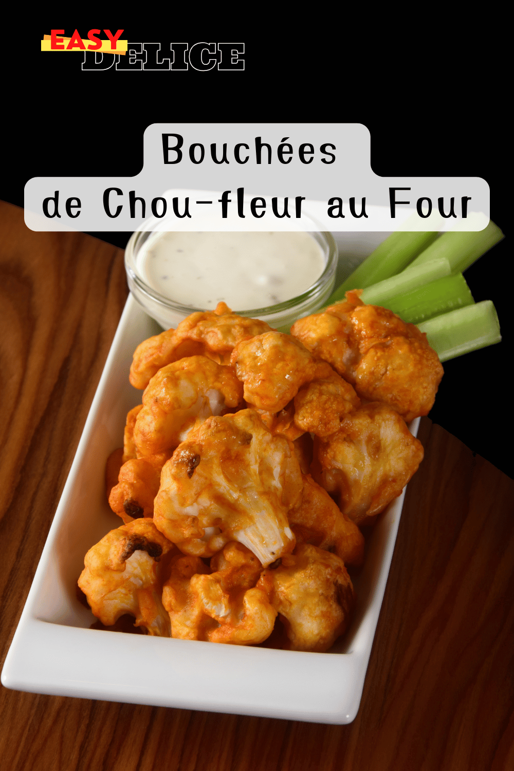 Bouchées de chou-fleur croustillantes et dorées, servies avec une sauce en accompagnement. 