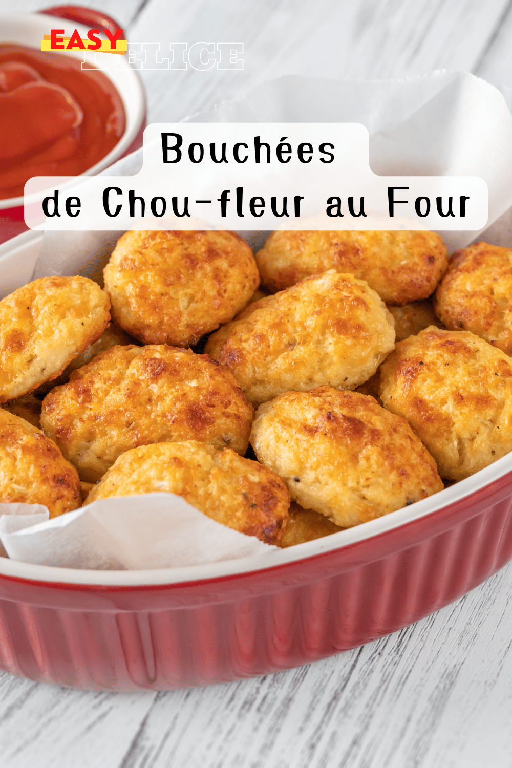 Bouchées de chou-fleur croustillantes et dorées, servies avec une sauce en accompagnement. 