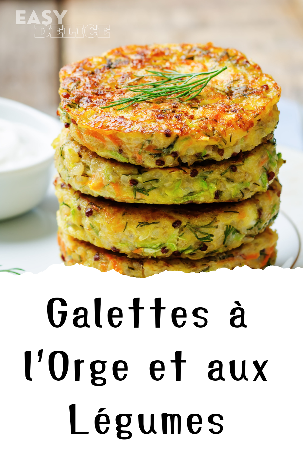 Galettes à l’orge dorées et accompagnées de légumes croquants, servies sur une assiette rustique.