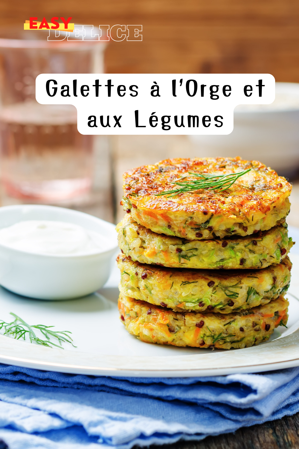 Galettes à l’orge dorées et accompagnées de légumes croquants, servies sur une assiette rustique.