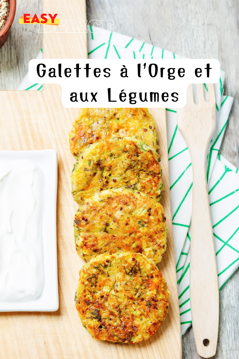 Galettes à l’orge dorées et accompagnées de légumes croquants, servies sur une assiette rustique.