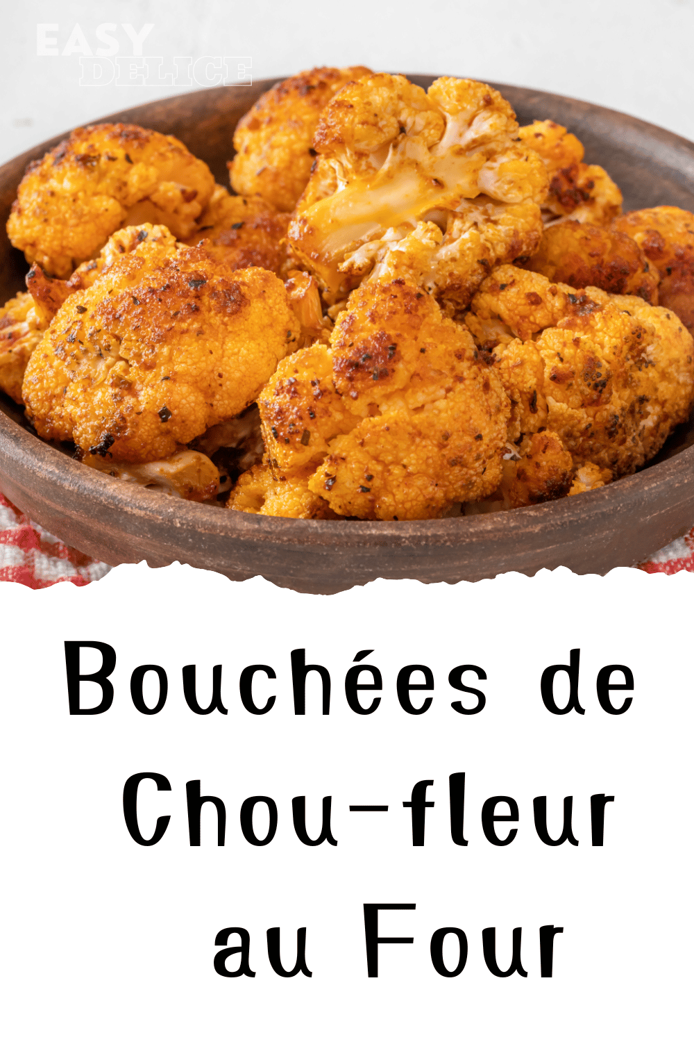 Bouchées de chou-fleur croustillantes et dorées, servies avec une sauce en accompagnement. 