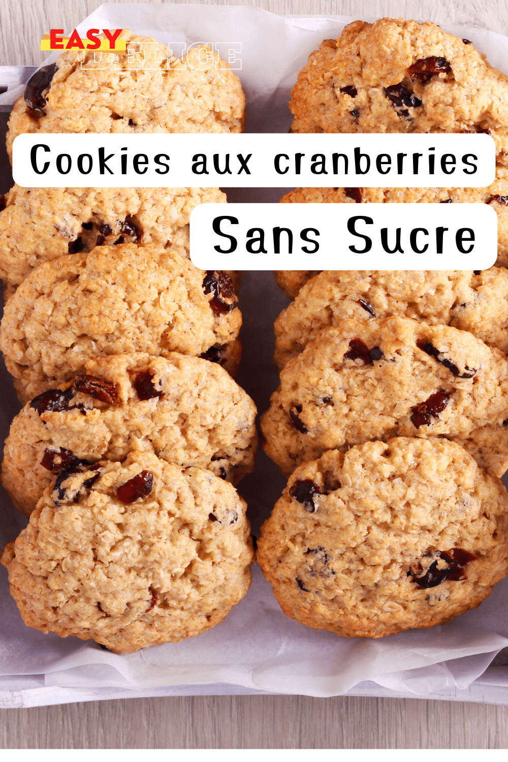 Cookies aux cranberries dorés et moelleux, servis sur une assiette pour un goûter sain.