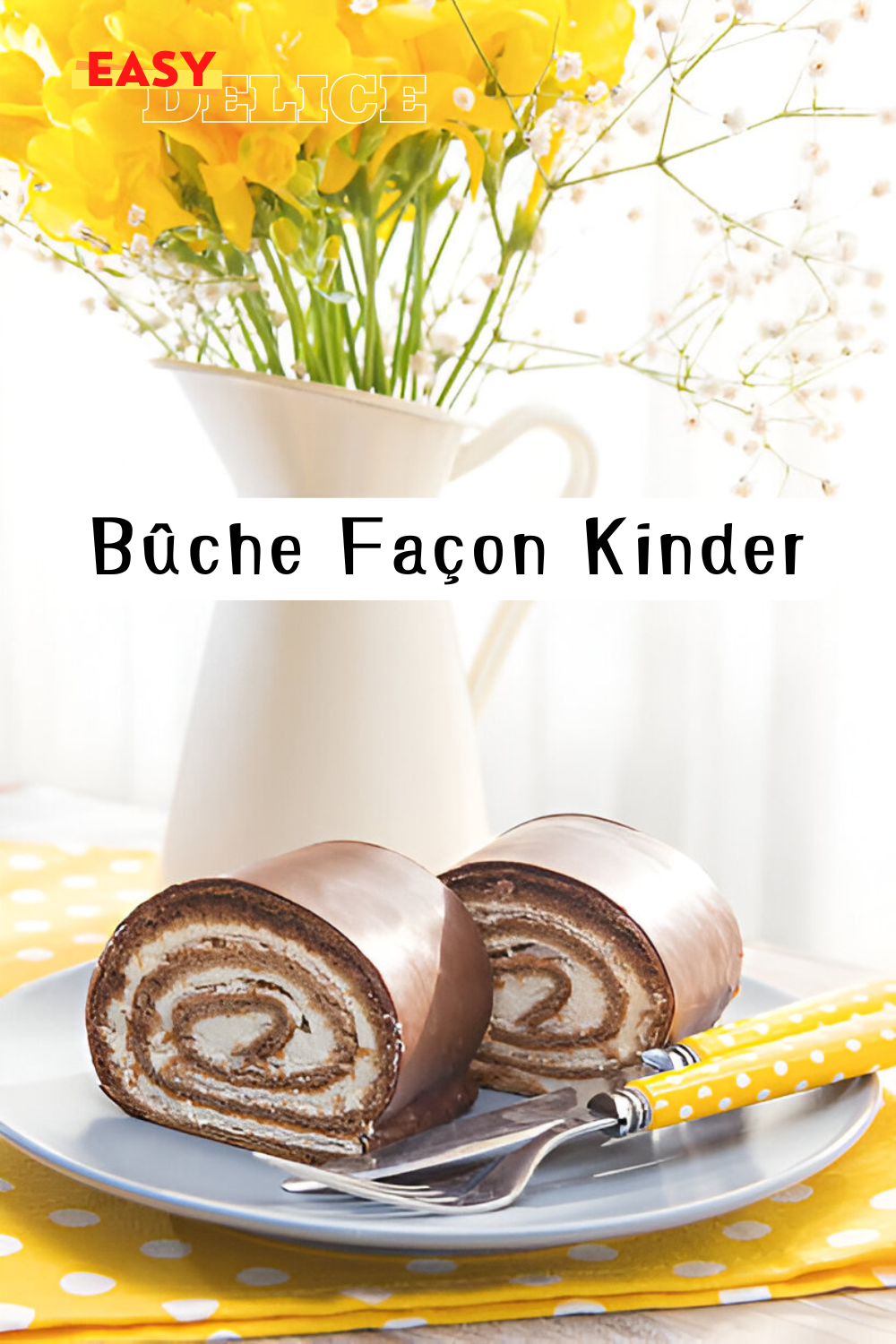  Une bûche façon Kinder, garnie de crème chocolatée, recouverte d’un glaçage brillant, et décorée de noisettes et éclats de chocolat.