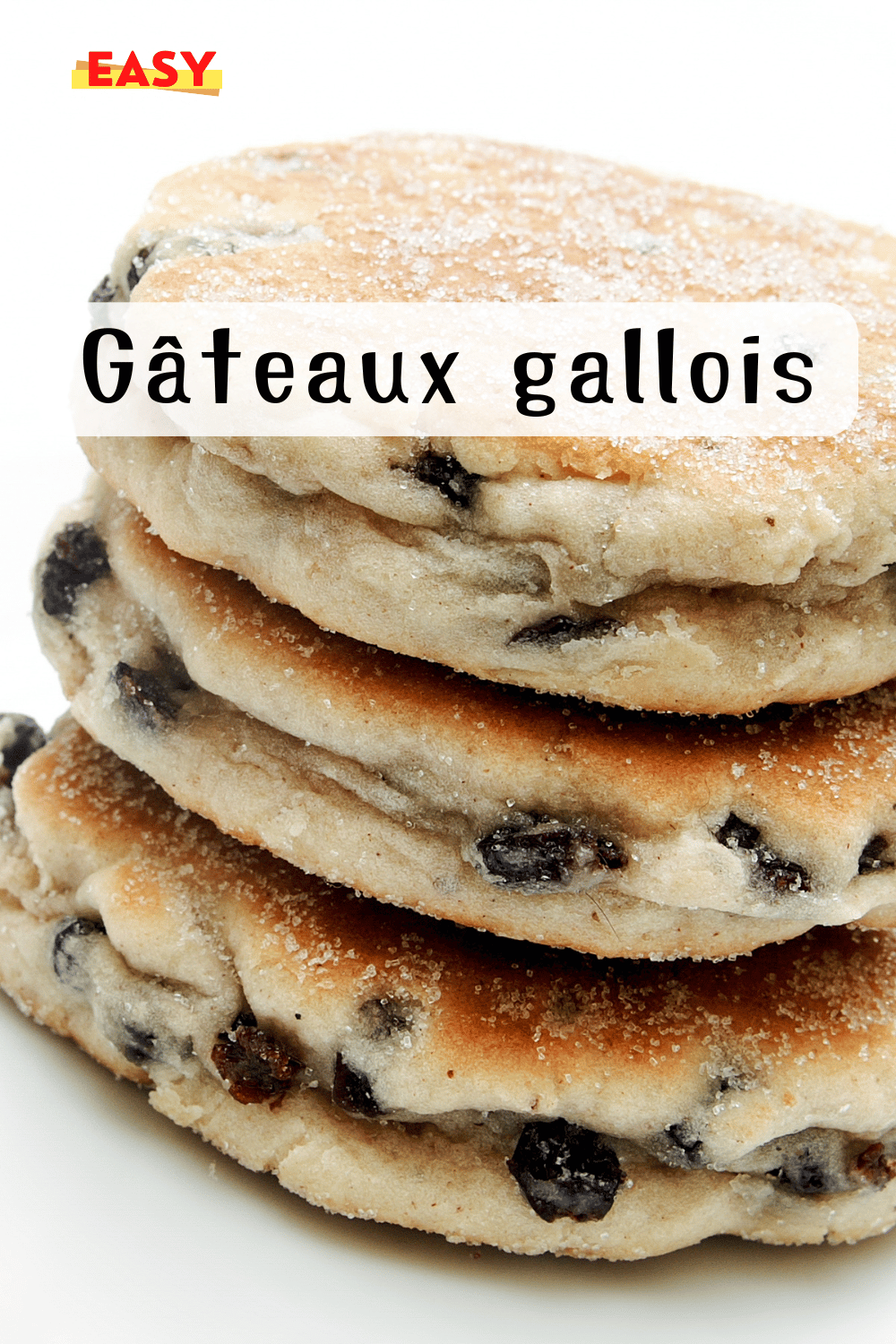 Assortiment de gâteaux gallois moelleux et dorés servis sur une assiette, saupoudrés de sucre.