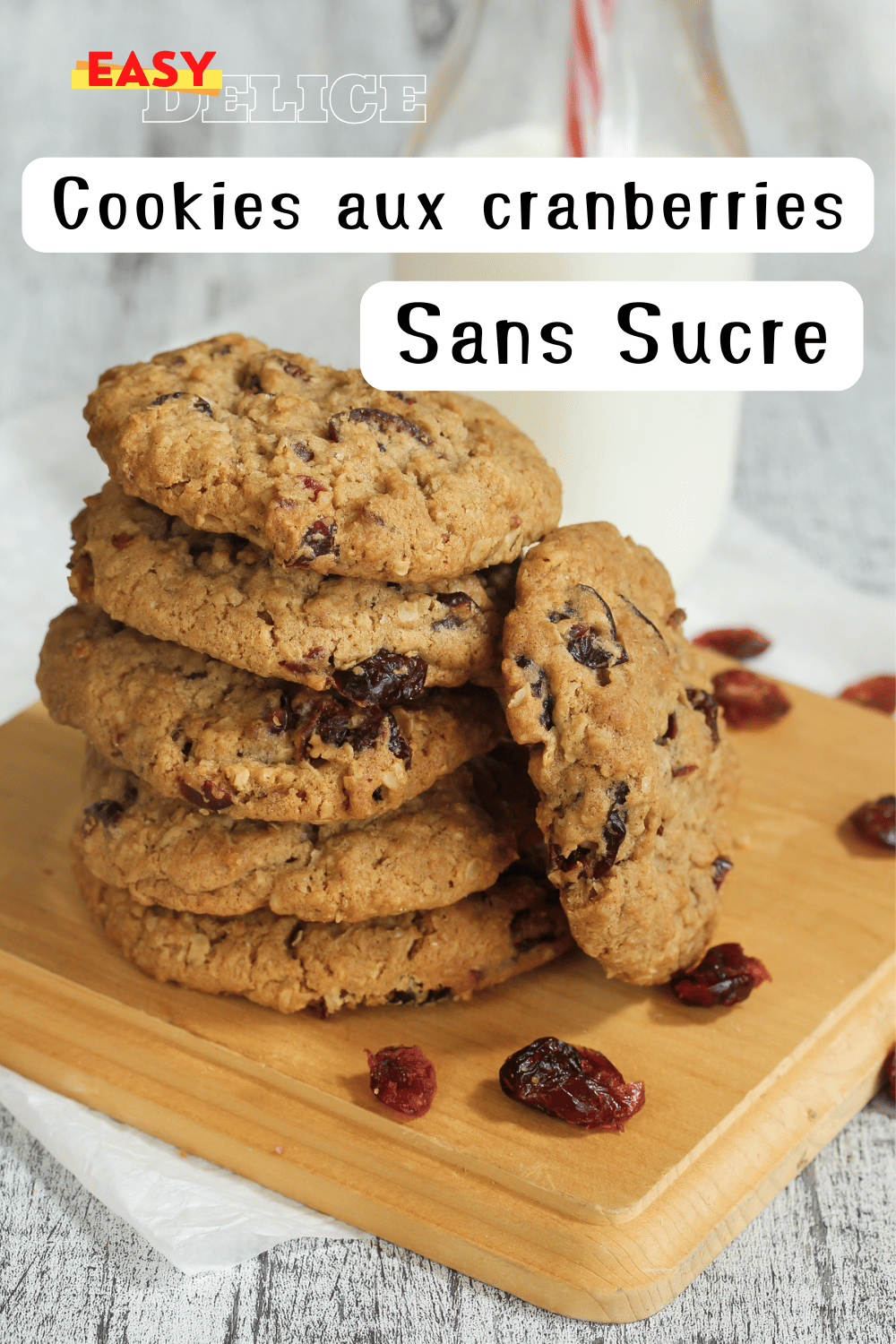 Cookies aux cranberries dorés et moelleux, servis sur une assiette pour un goûter sain.