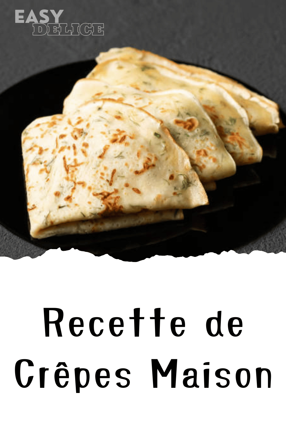 Une pile de crêpes maison dorées, garnies de Nutella et de fruits, sur une table avec un fouet et une casserole à côté.