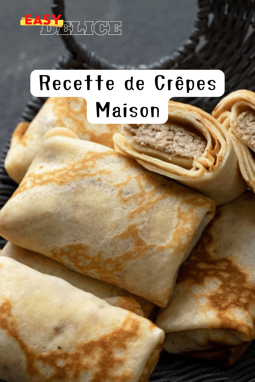 Une pile de crêpes maison dorées, garnies de Nutella et de fruits, sur une table avec un fouet et une casserole à côté.