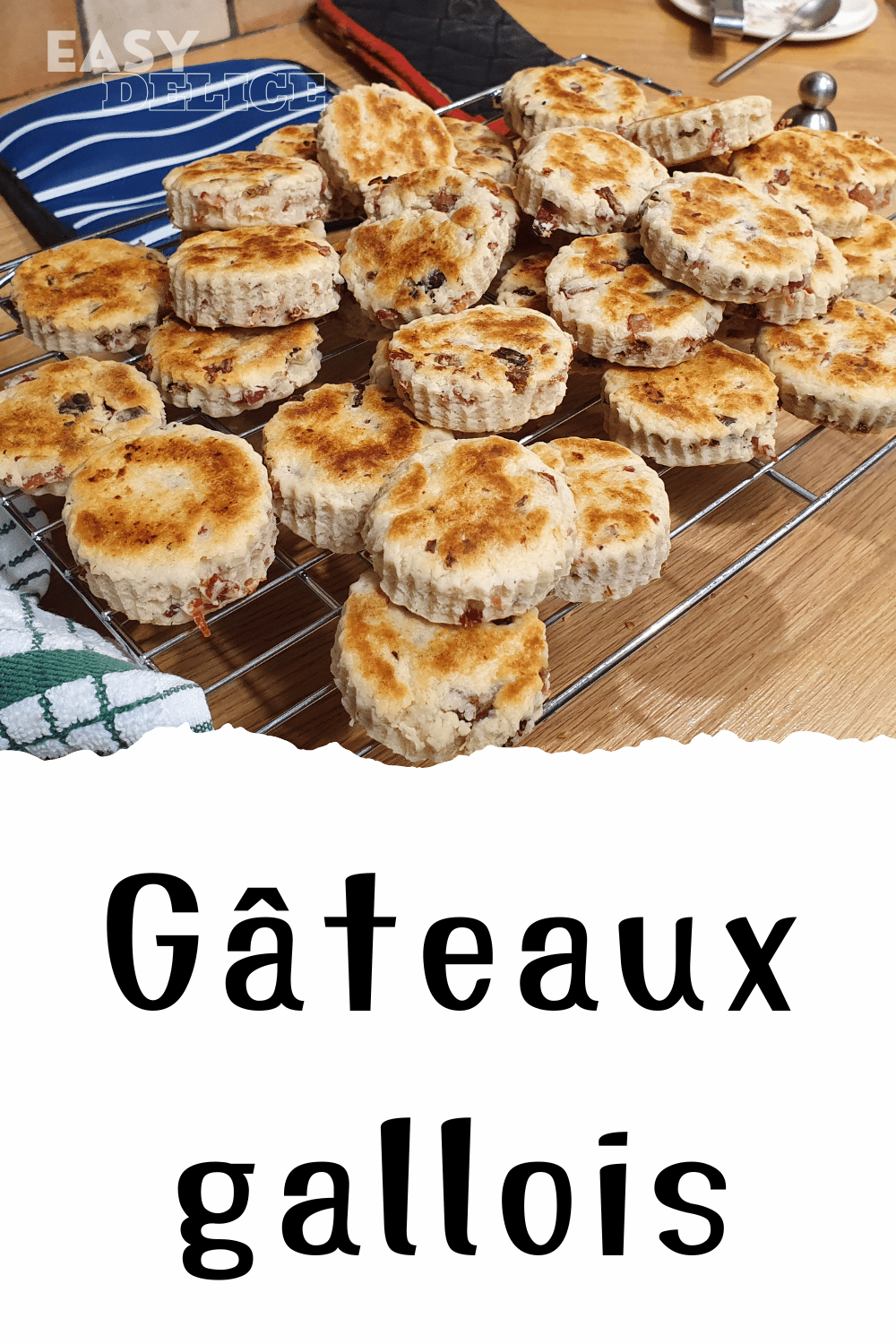 Assortiment de gâteaux gallois moelleux et dorés servis sur une assiette, saupoudrés de sucre.