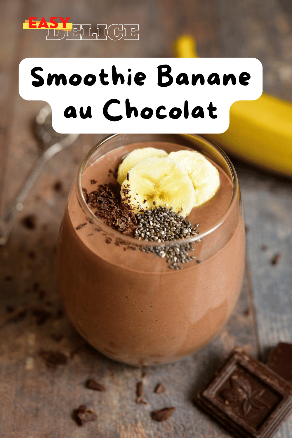 Smoothie banane au chocolat servi dans un verre, garni de rondelles de banane et de copeaux de chocolat noir.