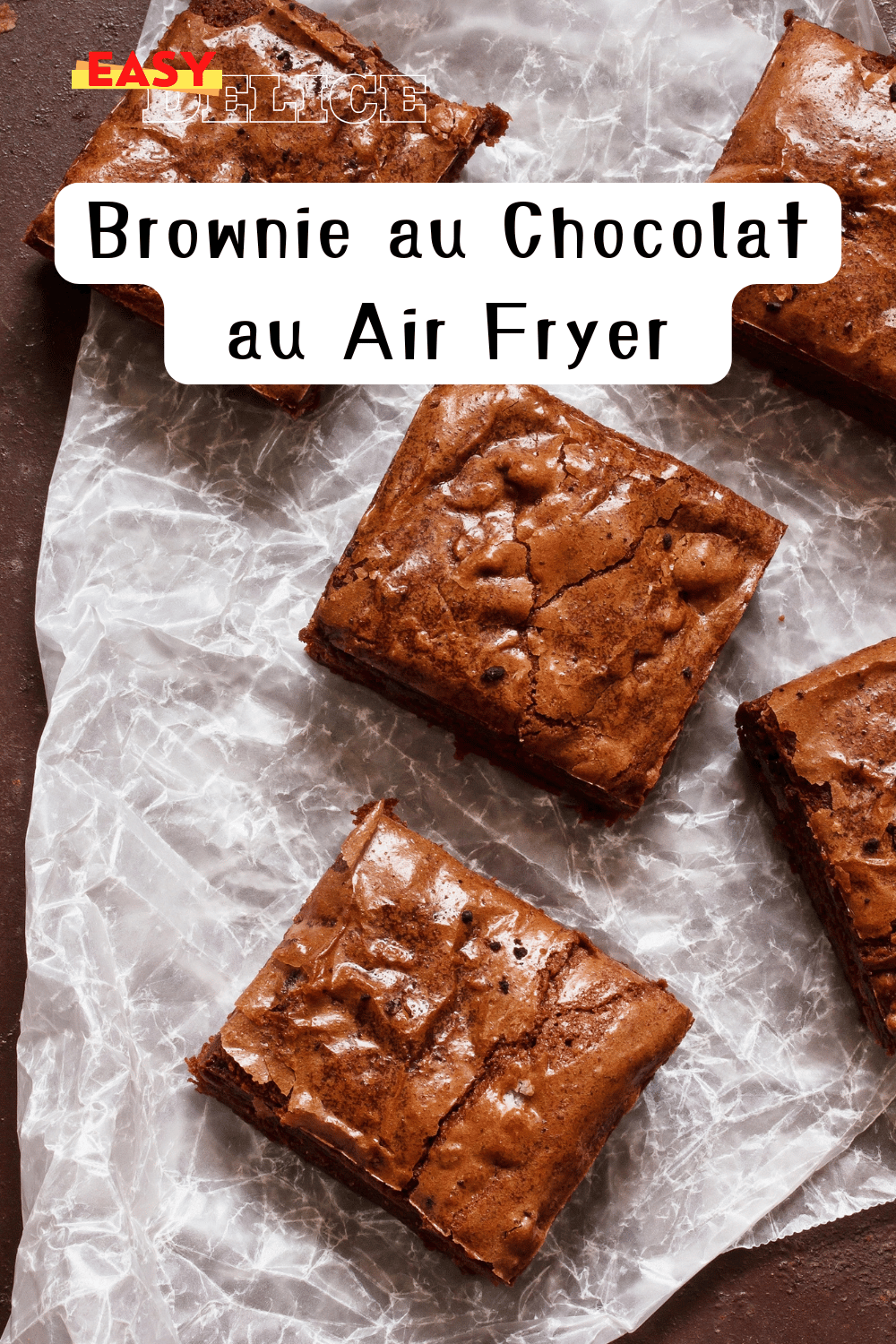 Brownie au chocolat cuit au Air Fryer, découpé en carrés et servi avec une boule de glace.