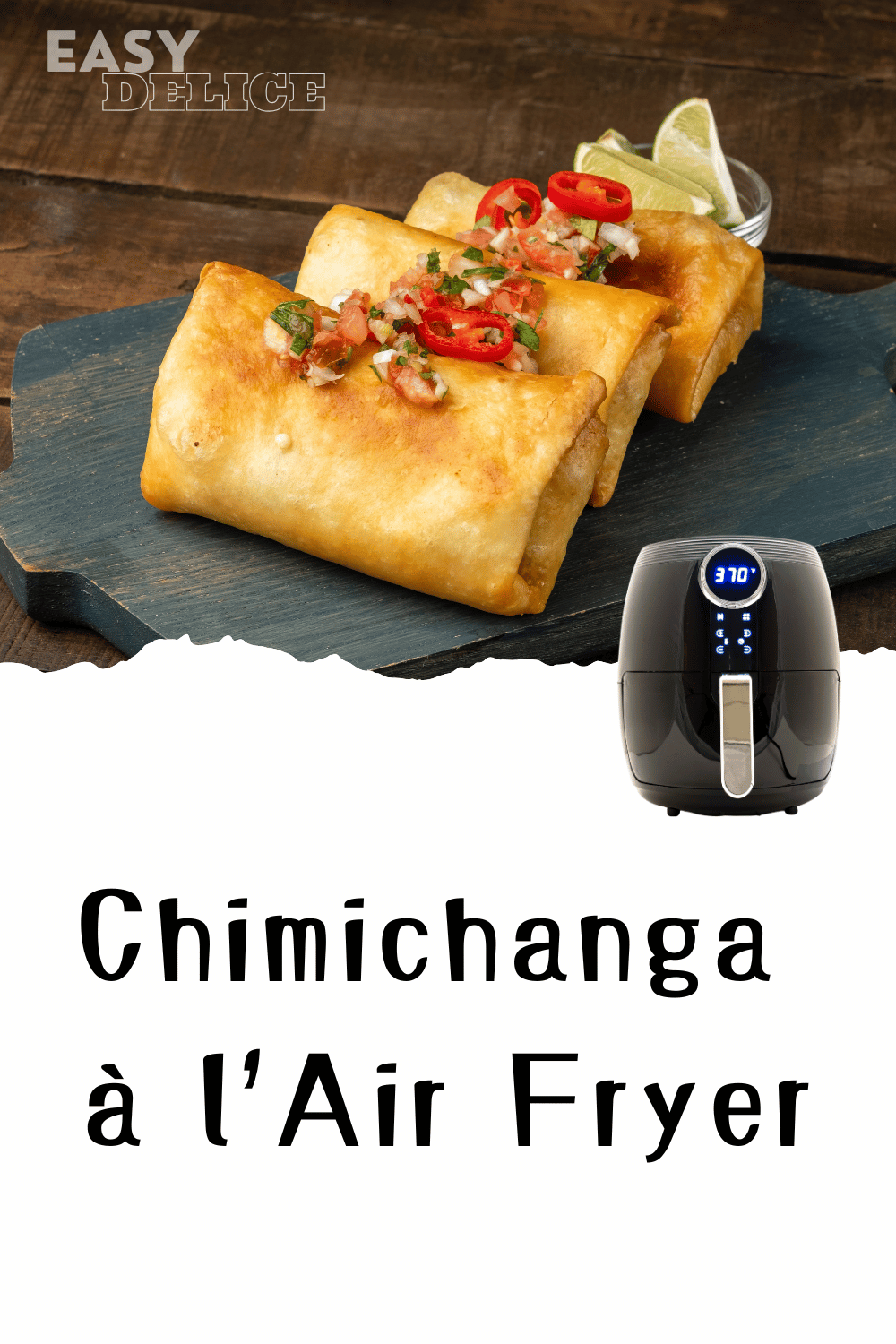 Chimichanga dorée et croustillante, garnie de salsa et de crème fraîche.

