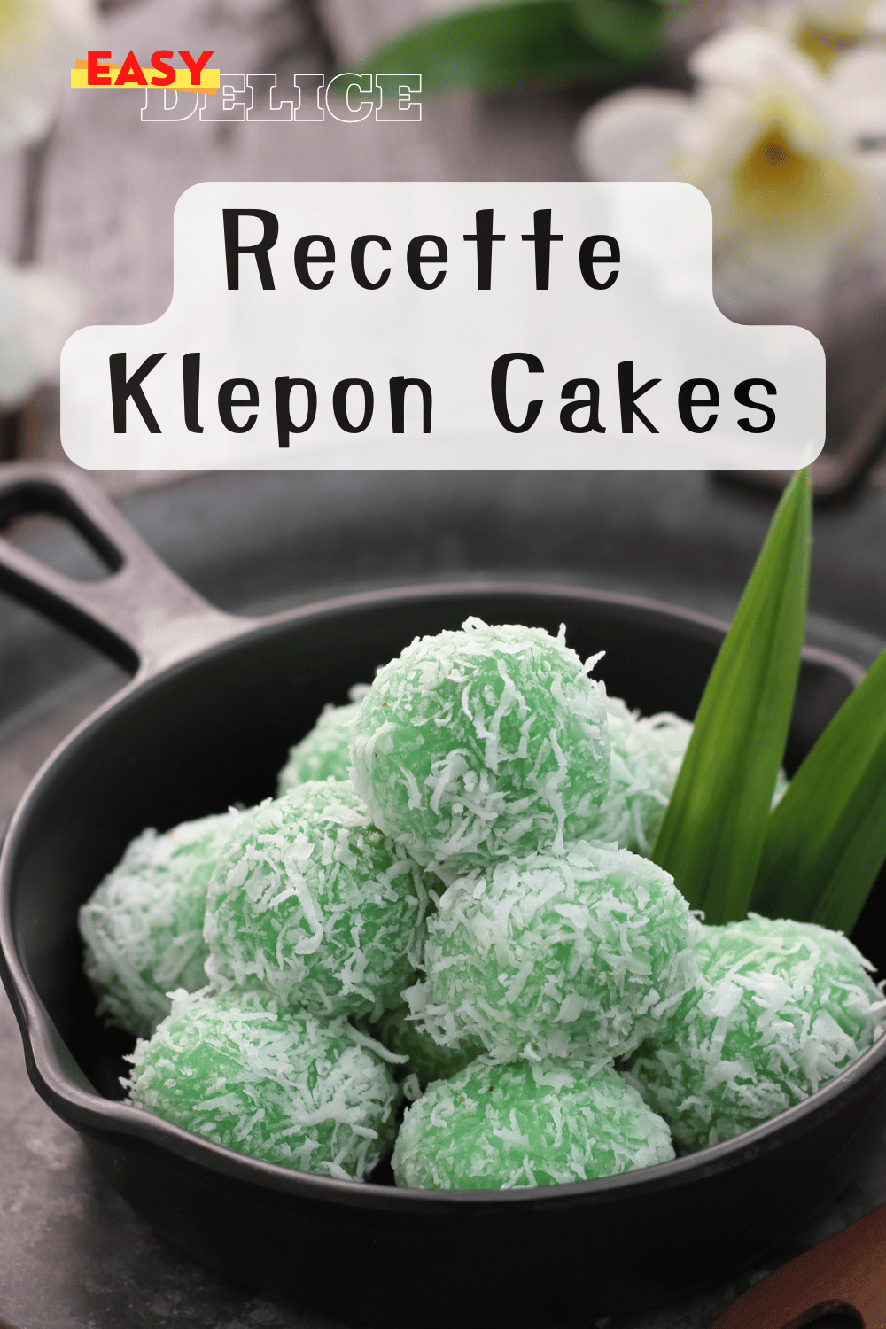 Klepon cakes verts garnis de noix de coco râpée, une douceur traditionnelle indonésienne.