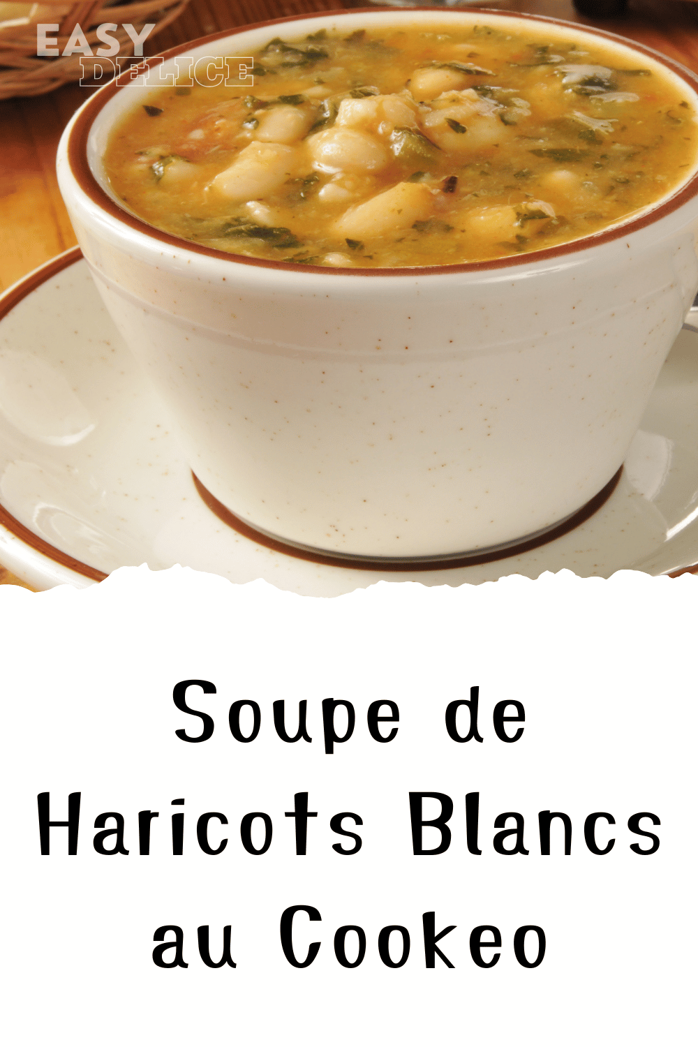 Soupe de haricots blancs au Cookeo, chaude et réconfortante, servie avec des herbes fraîches.