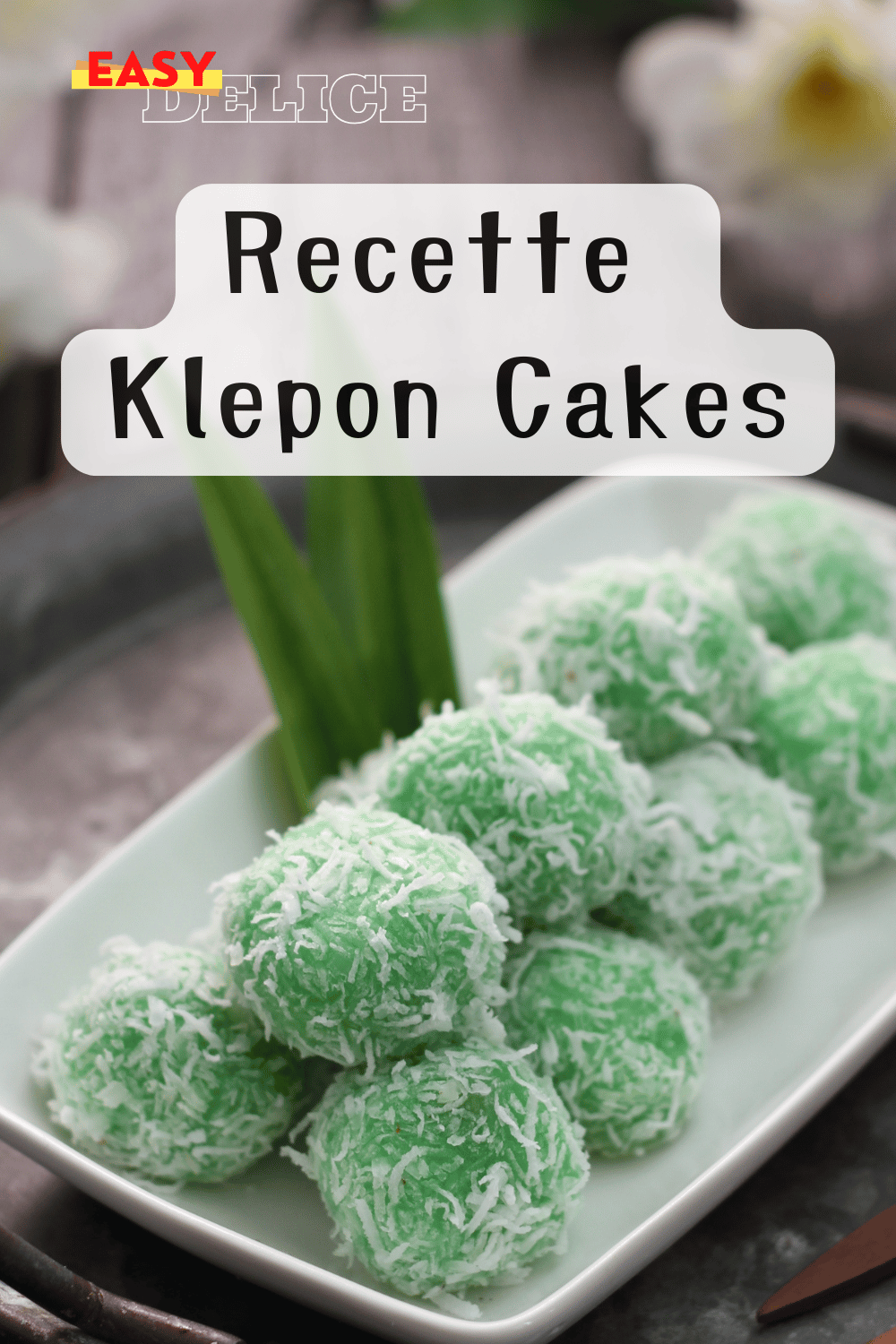 Klepon cakes verts garnis de noix de coco râpée, une douceur traditionnelle indonésienne.