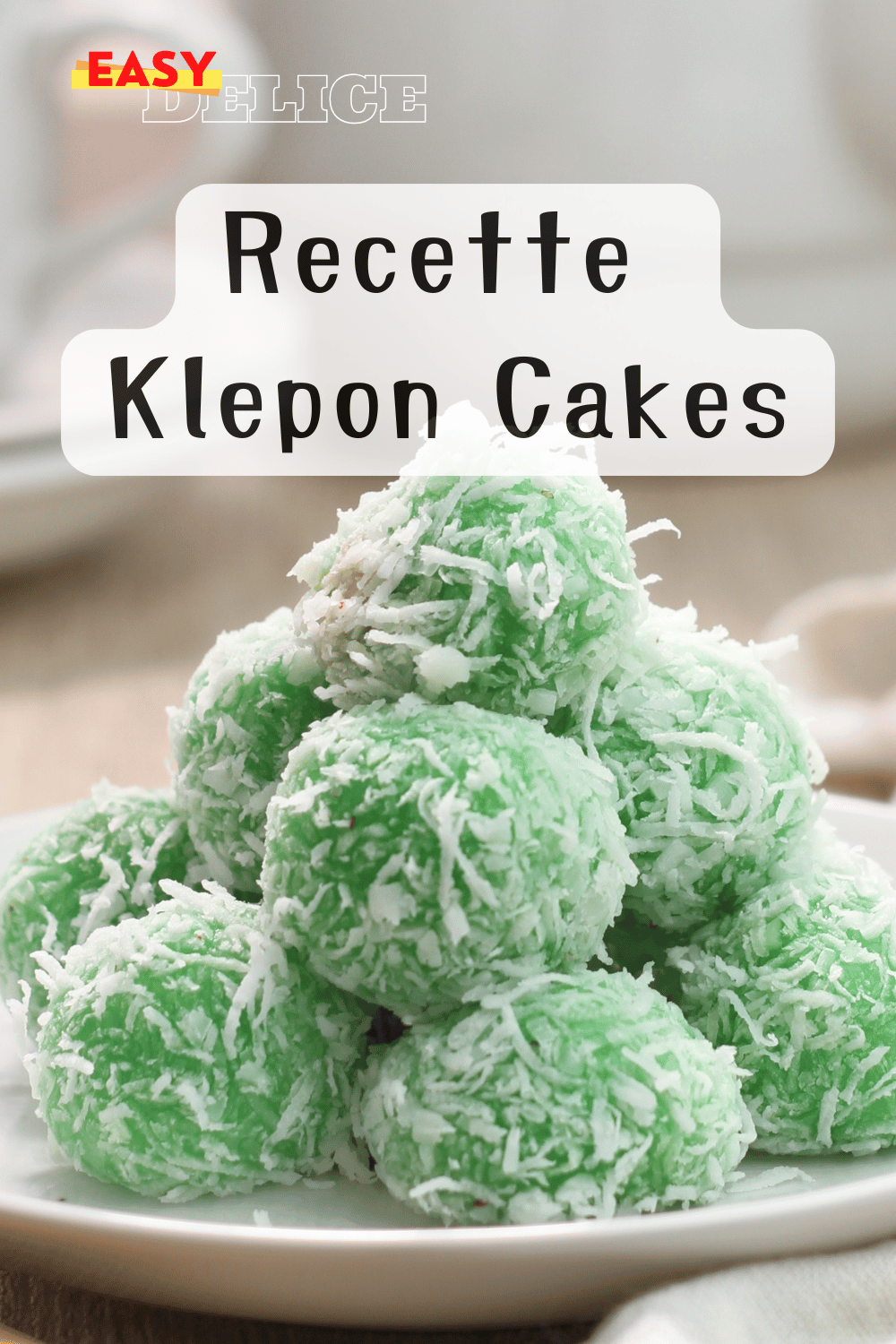 Klepon cakes verts garnis de noix de coco râpée, une douceur traditionnelle indonésienne.