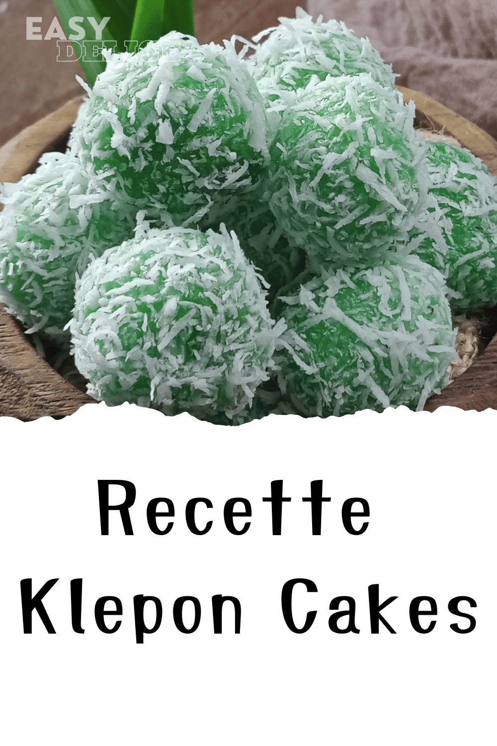 Klepon cakes verts garnis de noix de coco râpée, une douceur traditionnelle indonésienne.