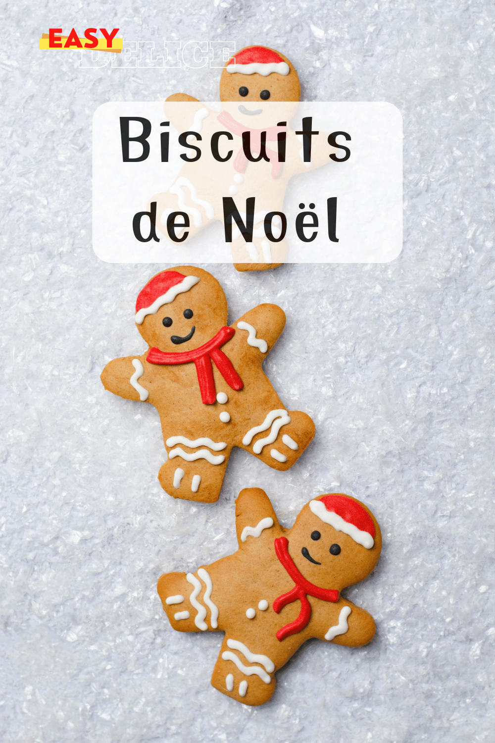 Biscuits de Noël décorés de glaçage coloré et saupoudrés de sucre brillant.