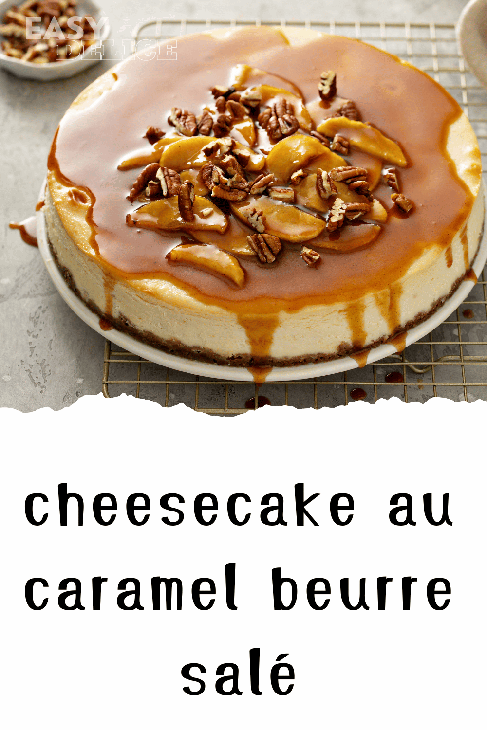 Cheesecake au caramel beurre salé, crémeux et gourmand, surmonté d’un nappage onctueux.