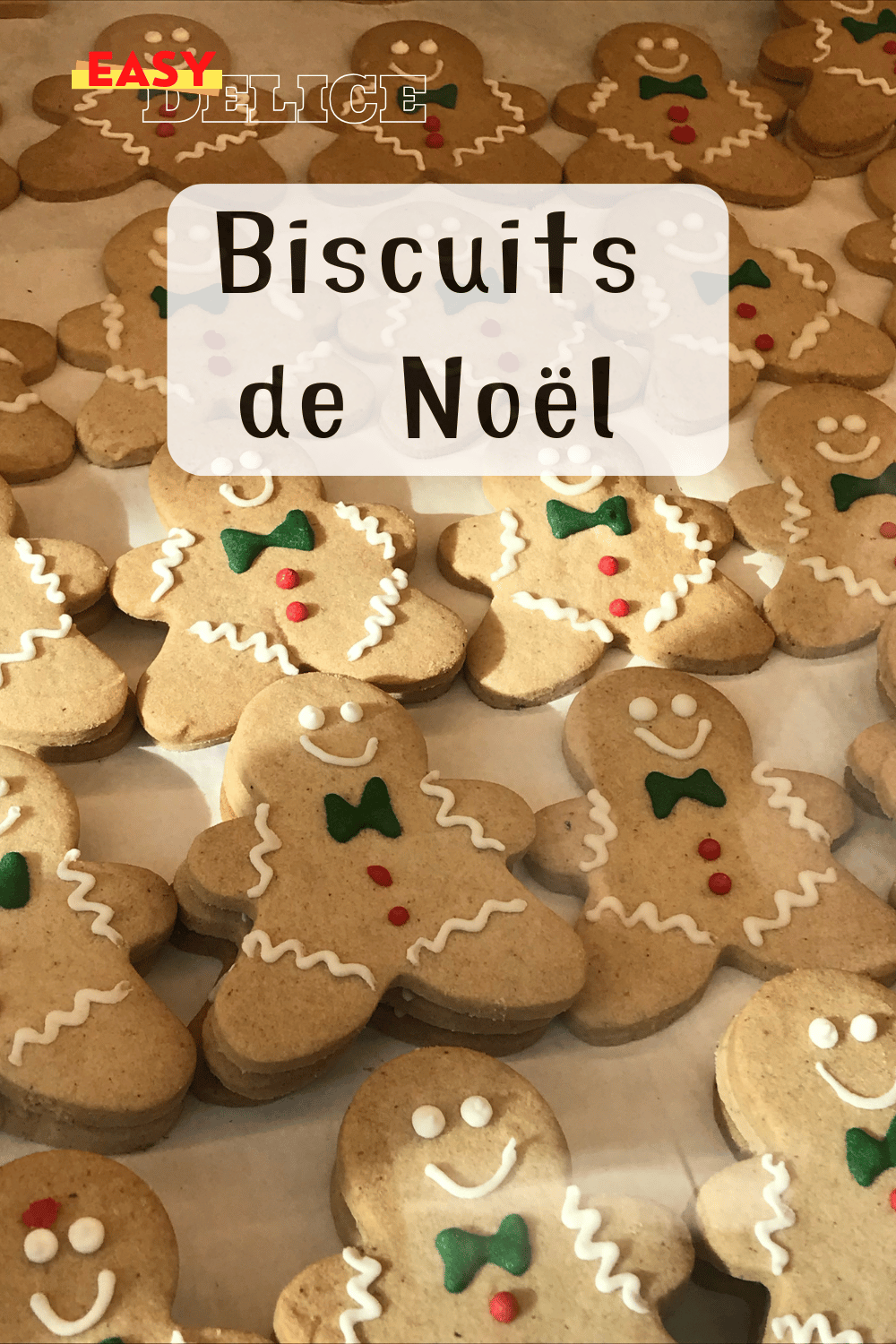 Biscuits de Noël décorés de glaçage coloré et saupoudrés de sucre brillant.