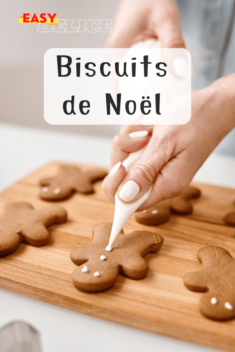 Biscuits de Noël décorés de glaçage coloré et saupoudrés de sucre brillant.