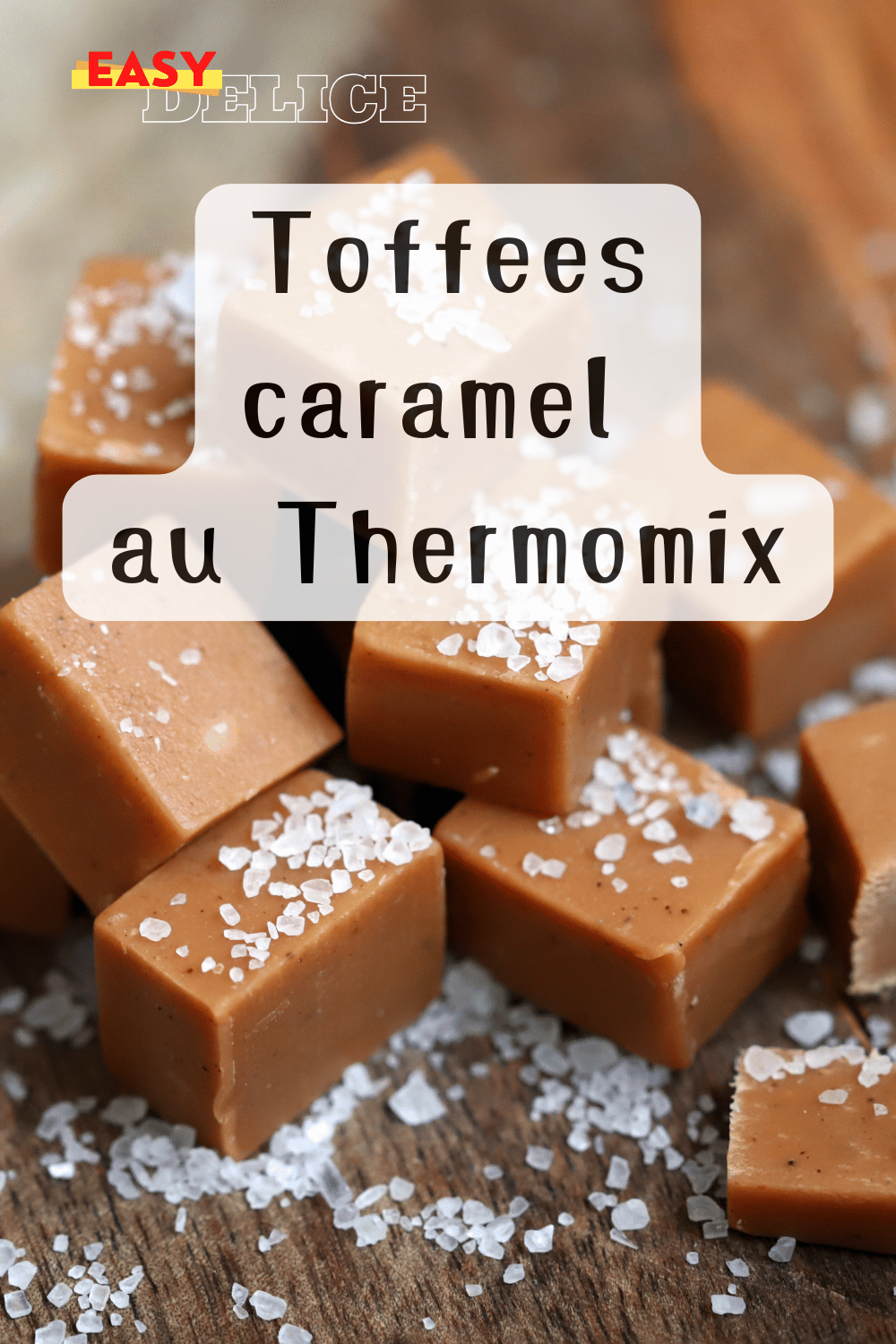 Toffees maison au caramel, enroulés dans des papiers de couleurs festives.