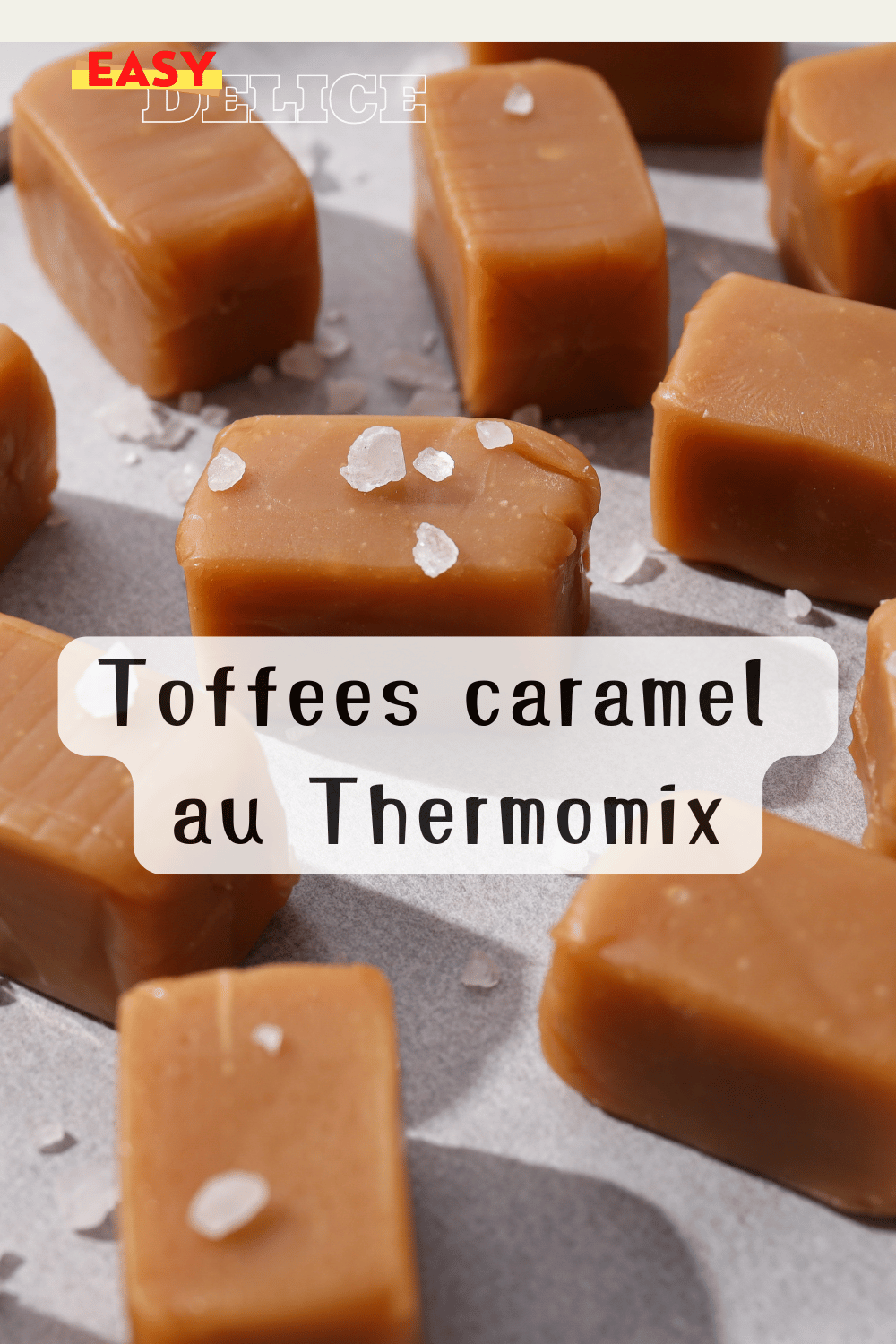 Toffees maison au caramel, enroulés dans des papiers de couleurs festives.