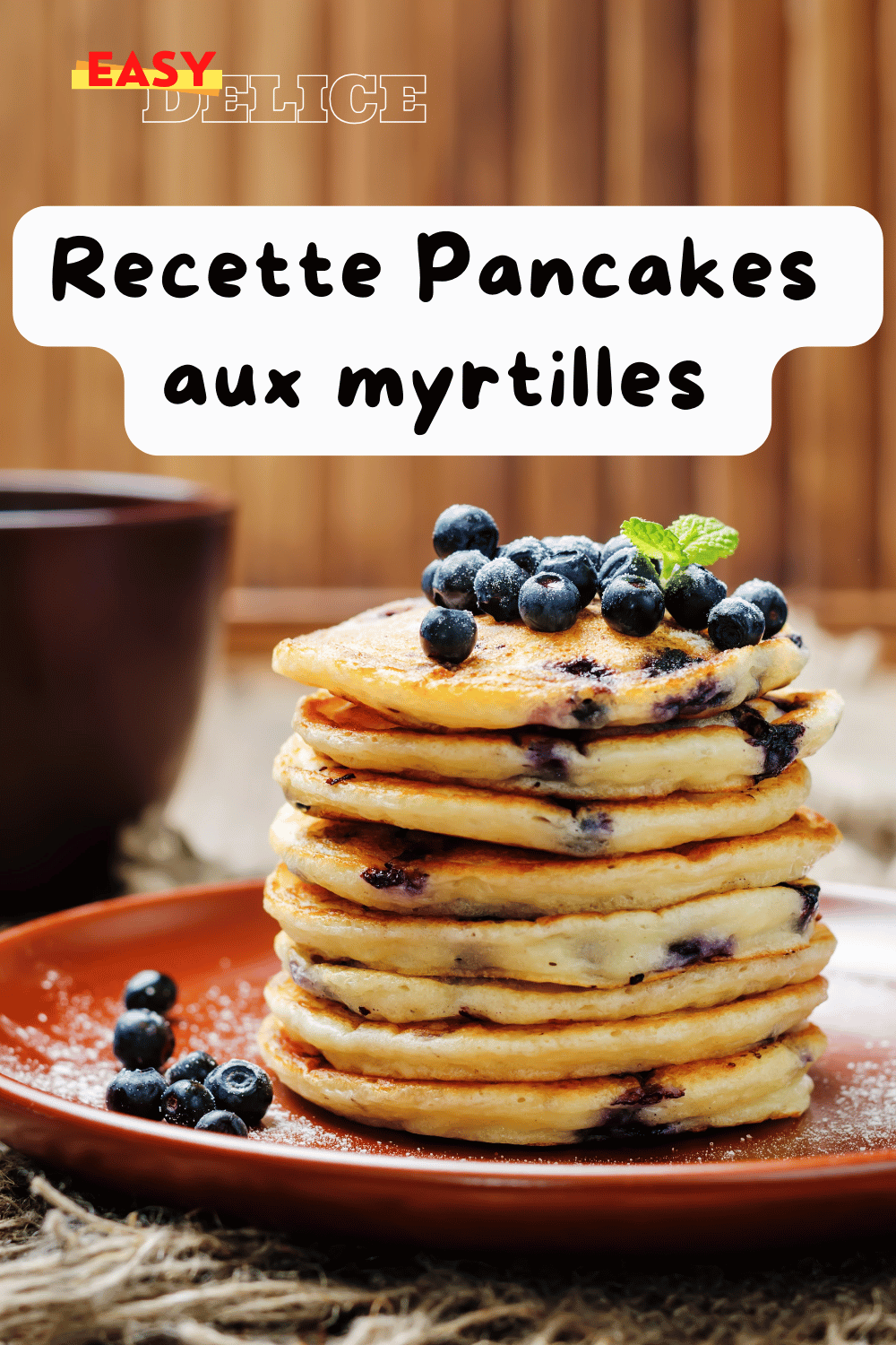 Pancakes aux myrtilles dorés, empilés, garnis de sirop d’érable et de myrtilles fraîches.