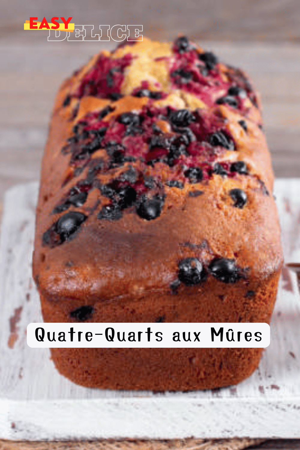 Quatre-quarts aux mûres moelleux avec des fruits juteux intégrés.