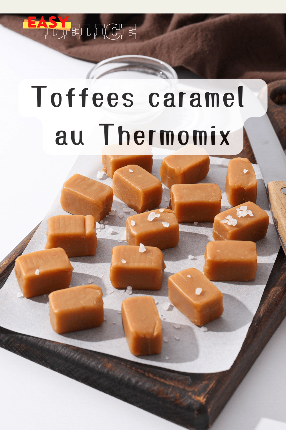 Toffees maison au caramel, enroulés dans des papiers de couleurs festives.