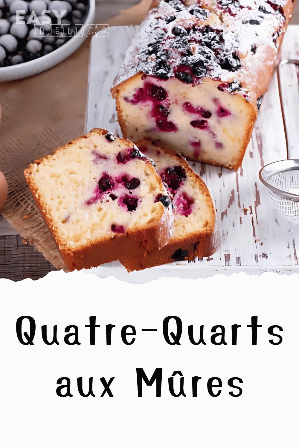 Quatre-quarts aux mûres moelleux avec des fruits juteux intégrés.