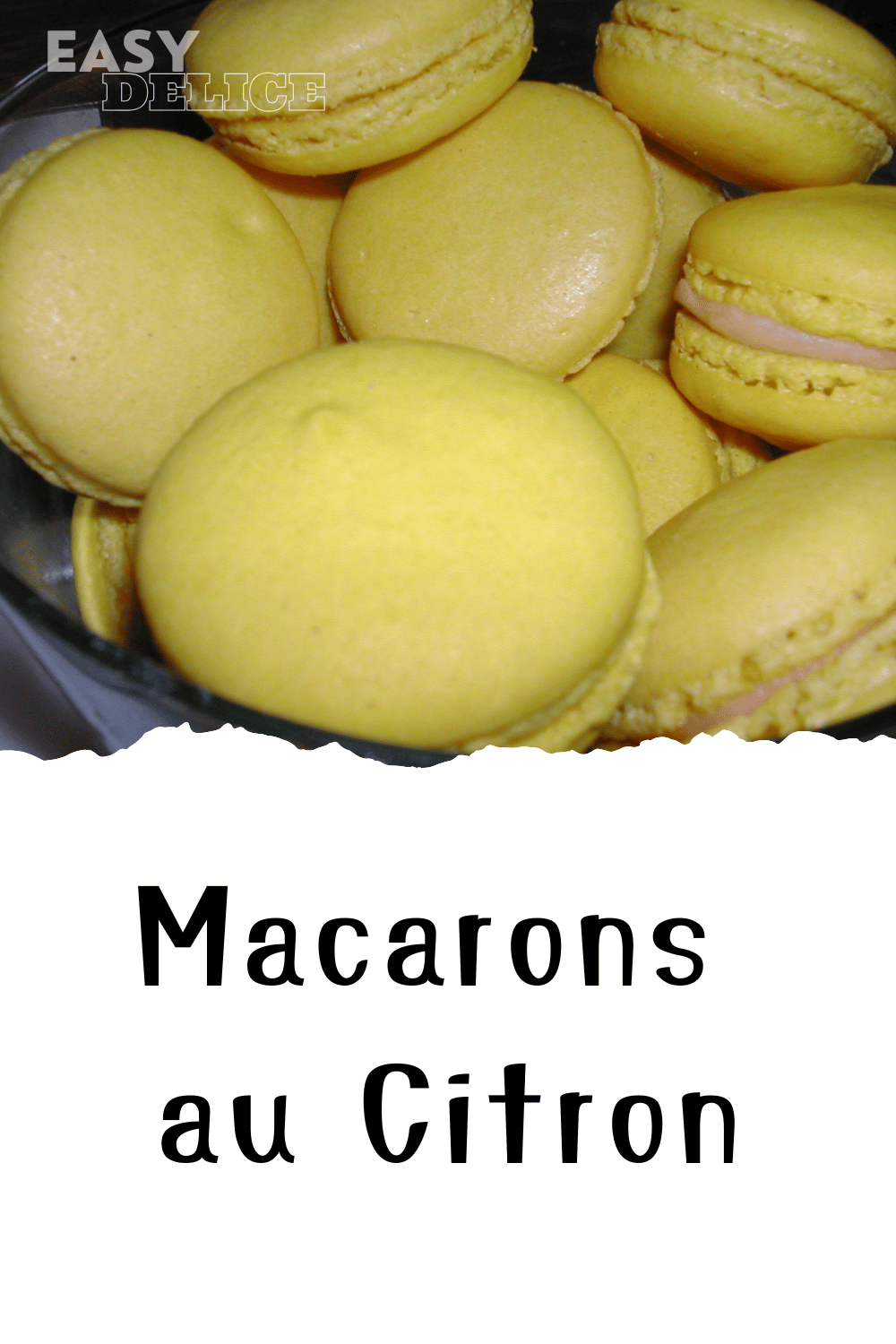 Macarons au citron jaunes et élégants, garnis d’une crème acidulée, prêts à être dégustés.