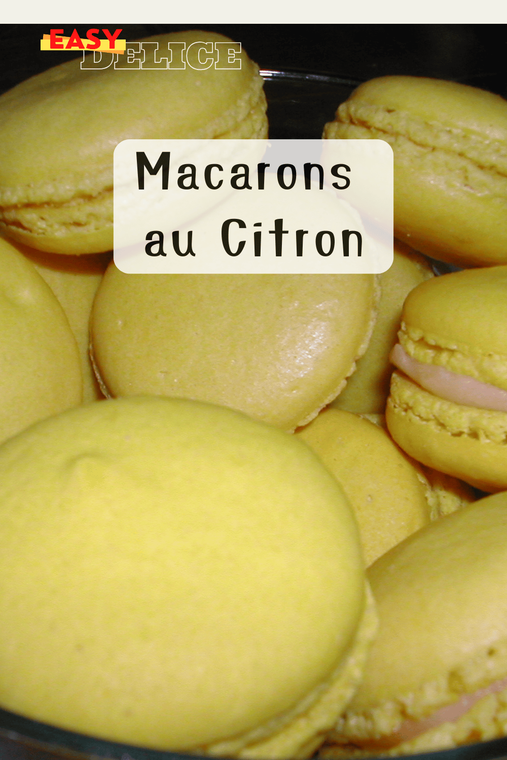 Macarons au citron jaunes et élégants, garnis d’une crème acidulée, prêts à être dégustés.